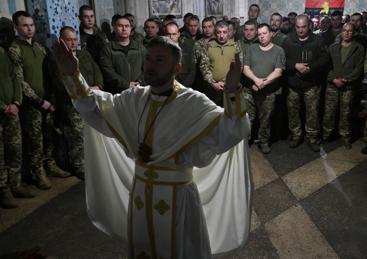 Servicemen of the 24th brigade of Ukrainian Army attend the Easter service in an undisclosed location in the Donetsk region