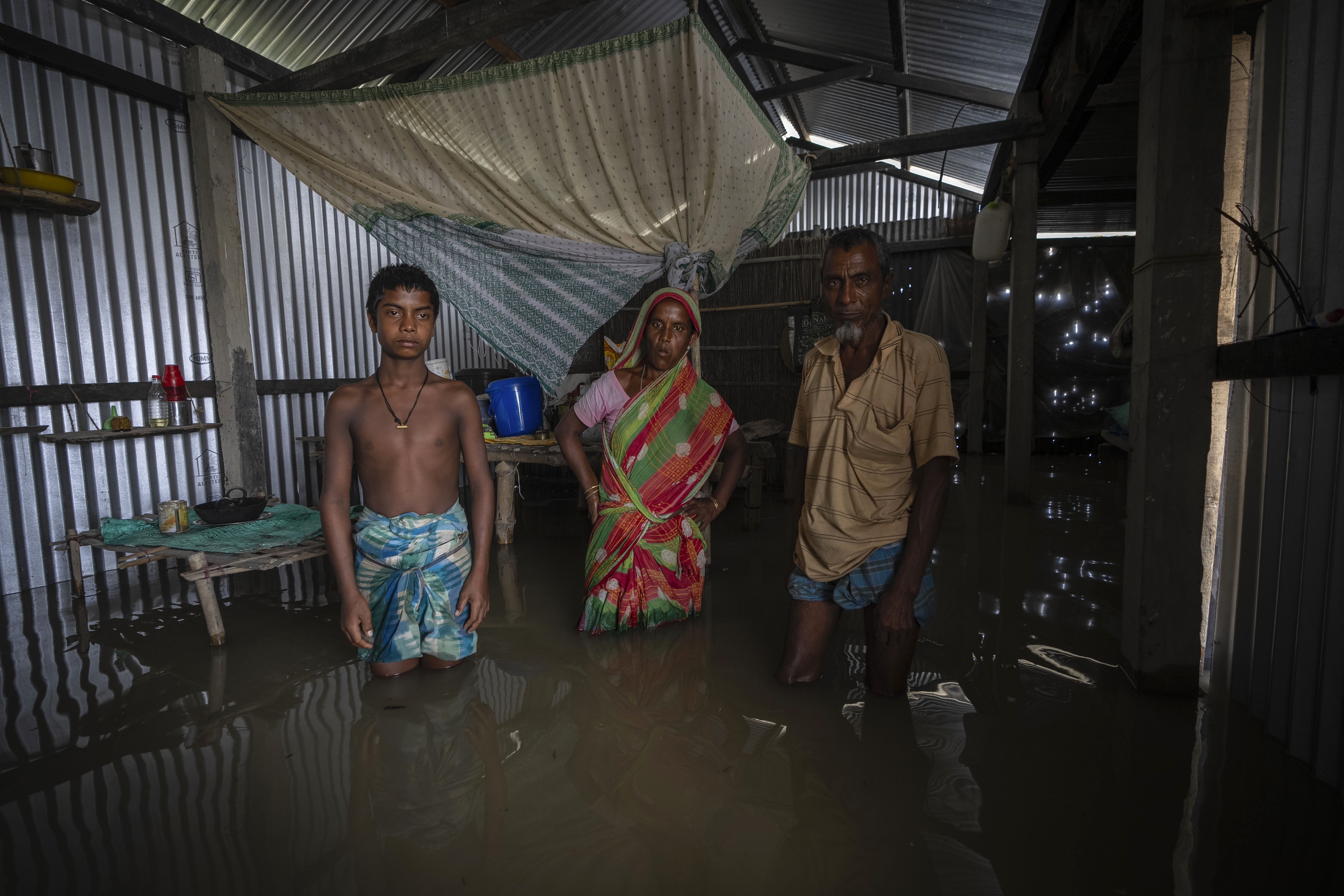 India's river islanders return home in between floods