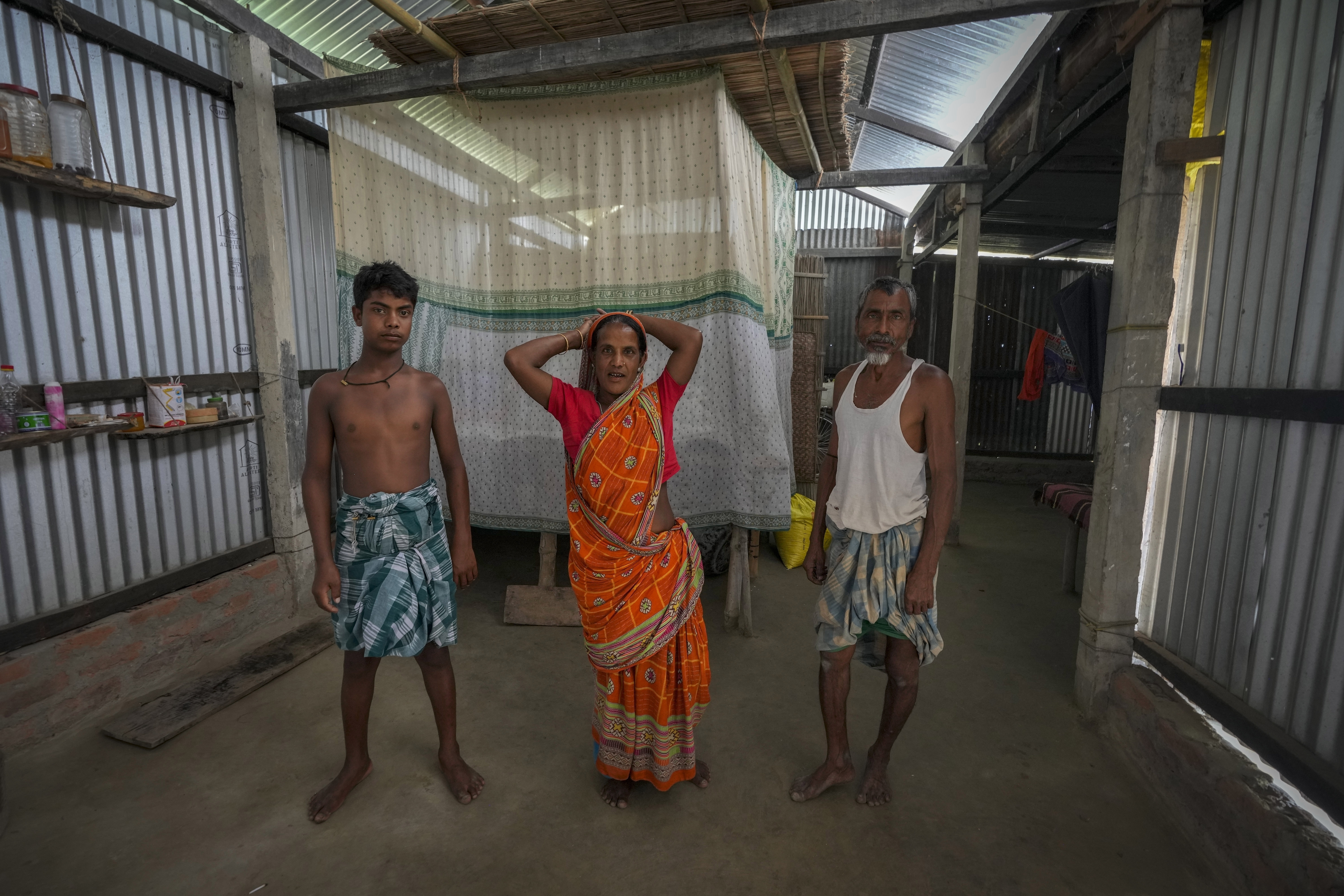 India's river islanders return home in between floods
