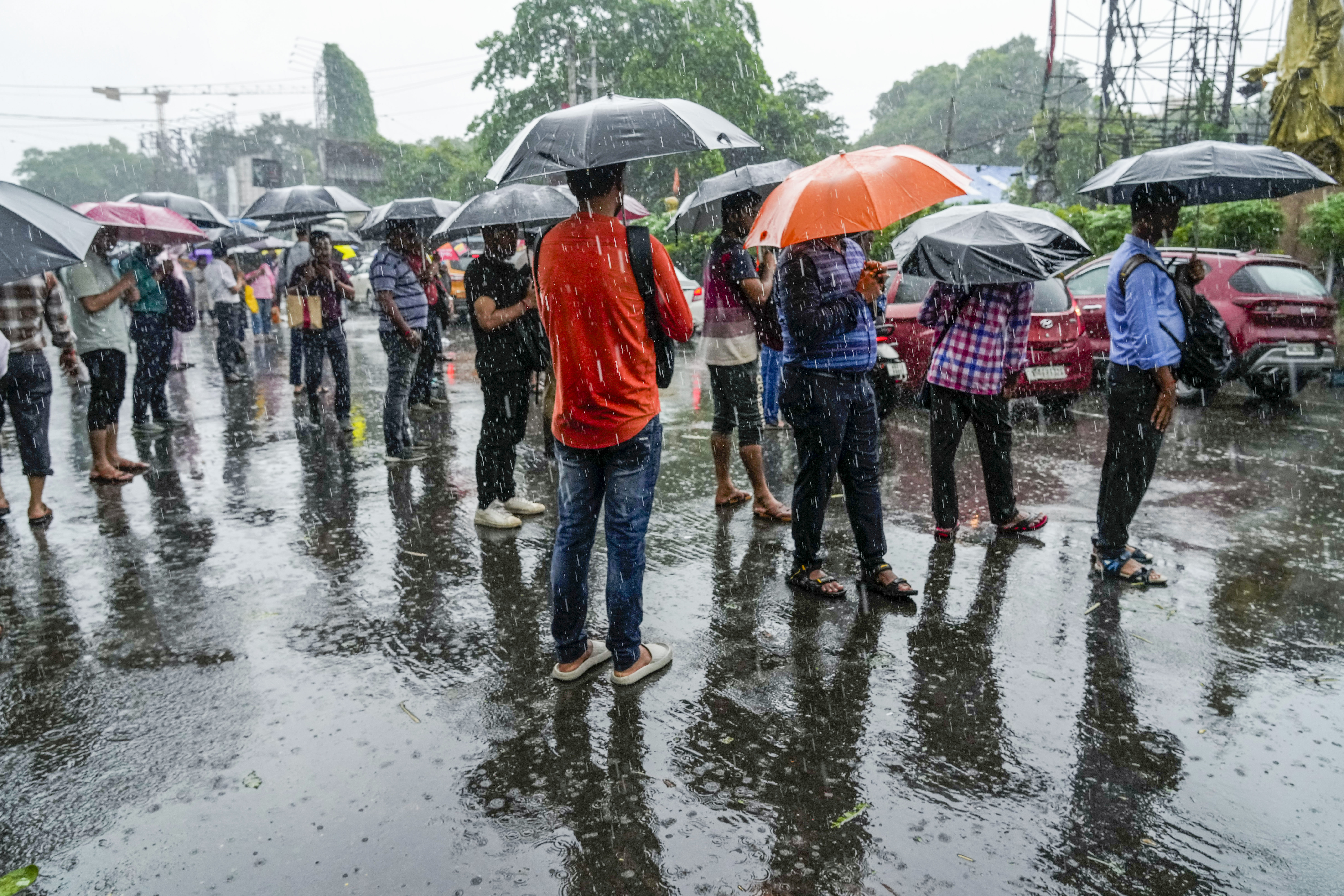 Cyclone blows away thatched roofs and cuts power in Bangladesh and India
