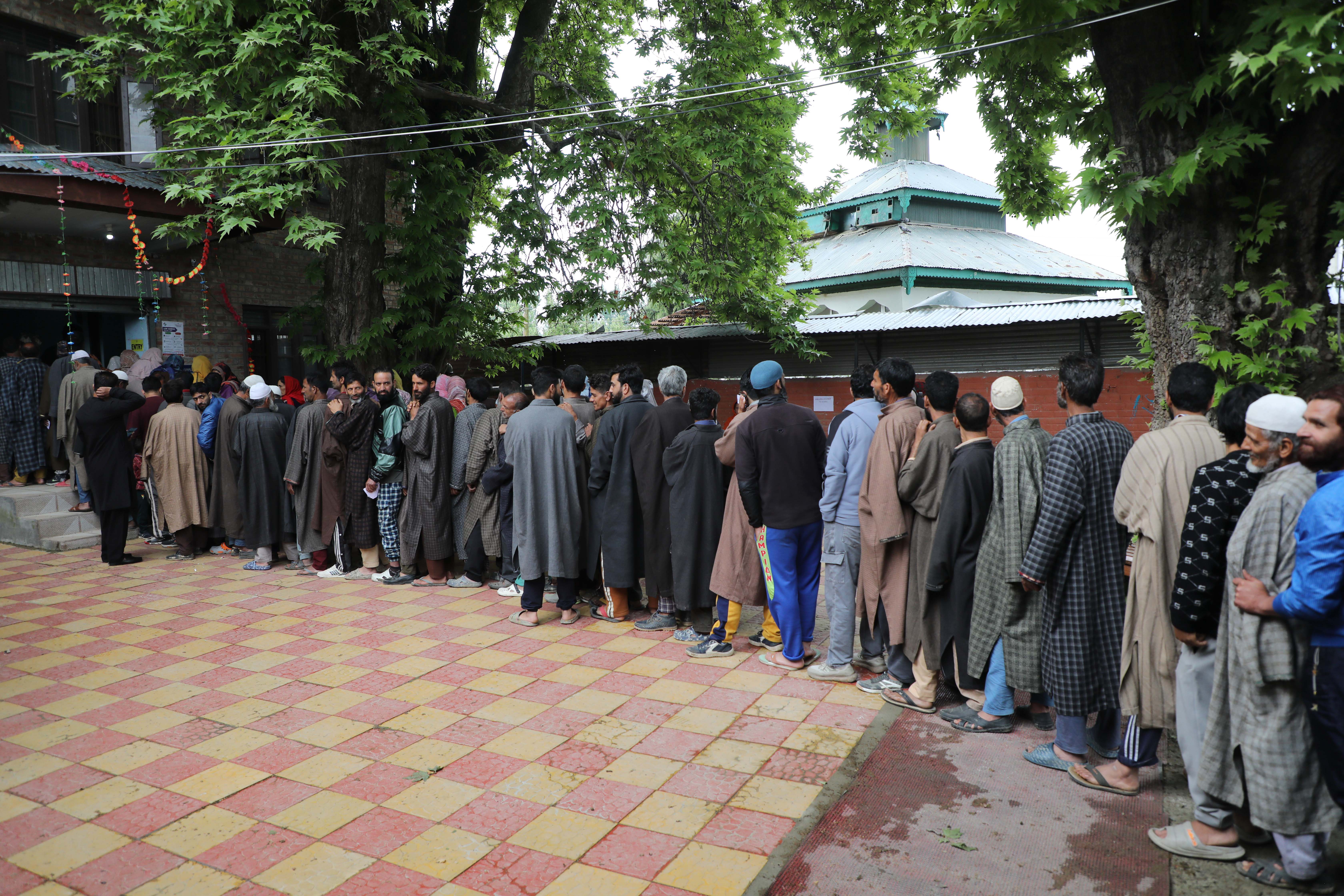 Long queues in Naira village of Pulwama district. Photo by Umer Asif