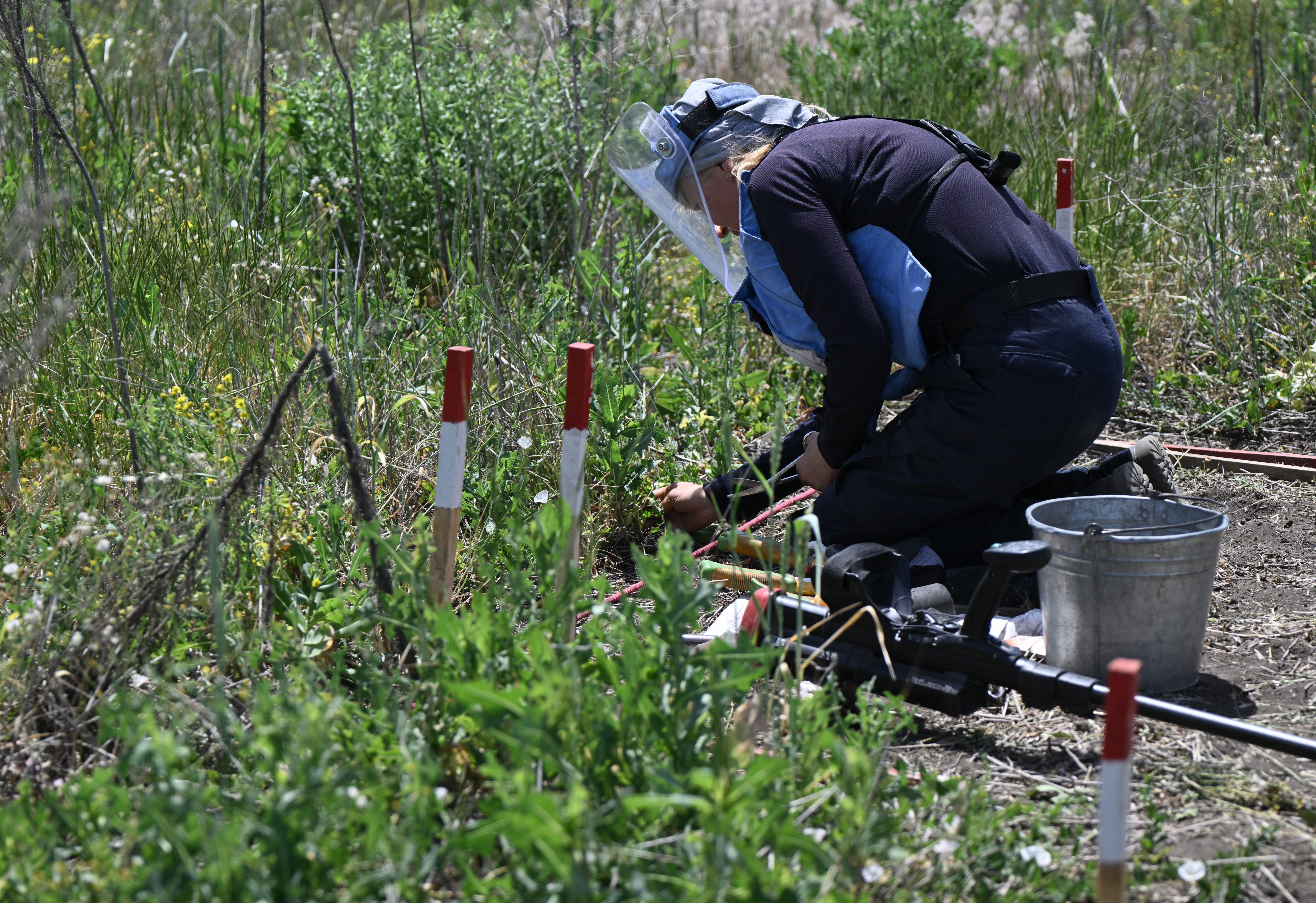Women deminers step in to clear up Ukrainian land