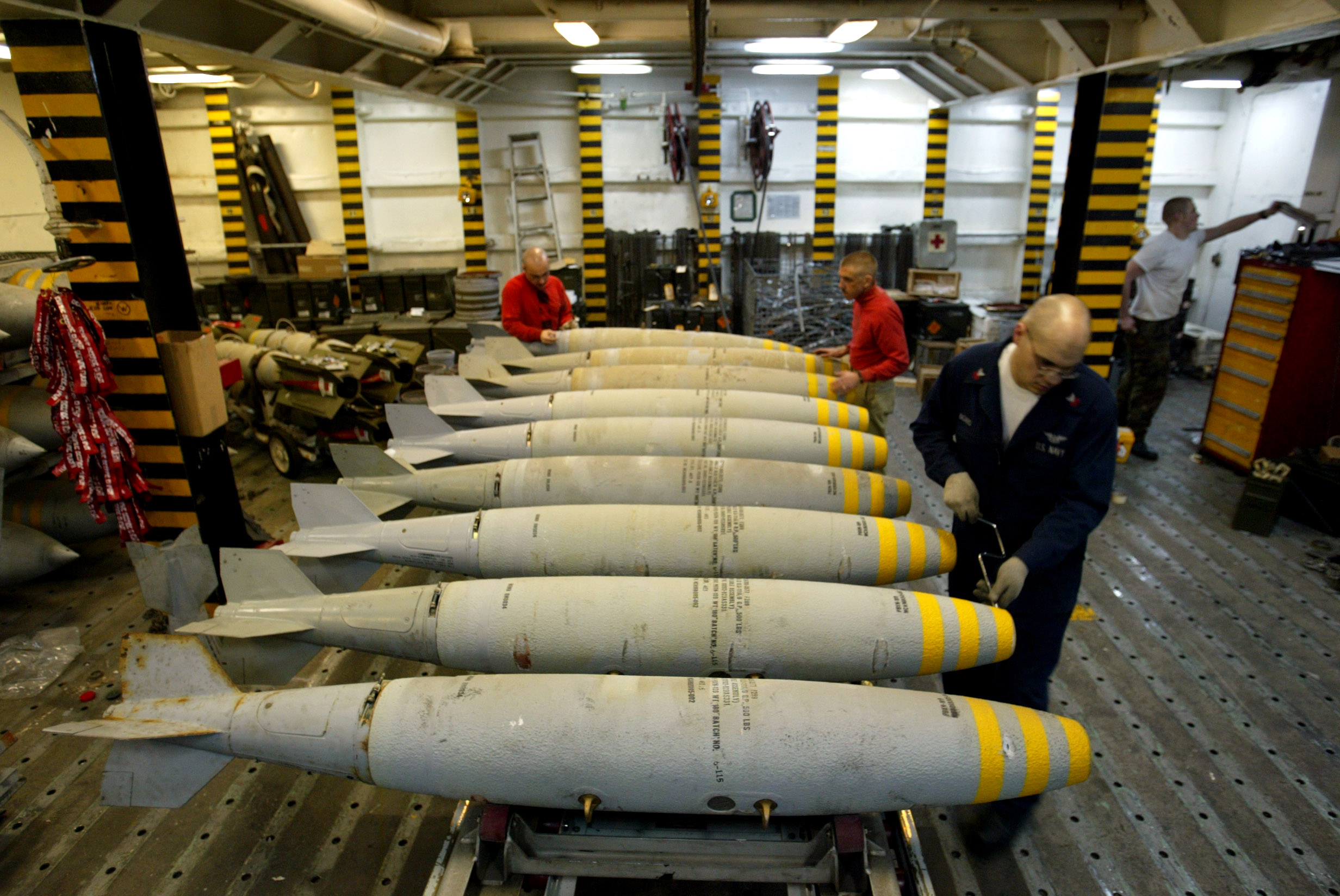 AVIATION ORDNANCEMEN ASSEMBLE MK-82 500 POUND BOMBS