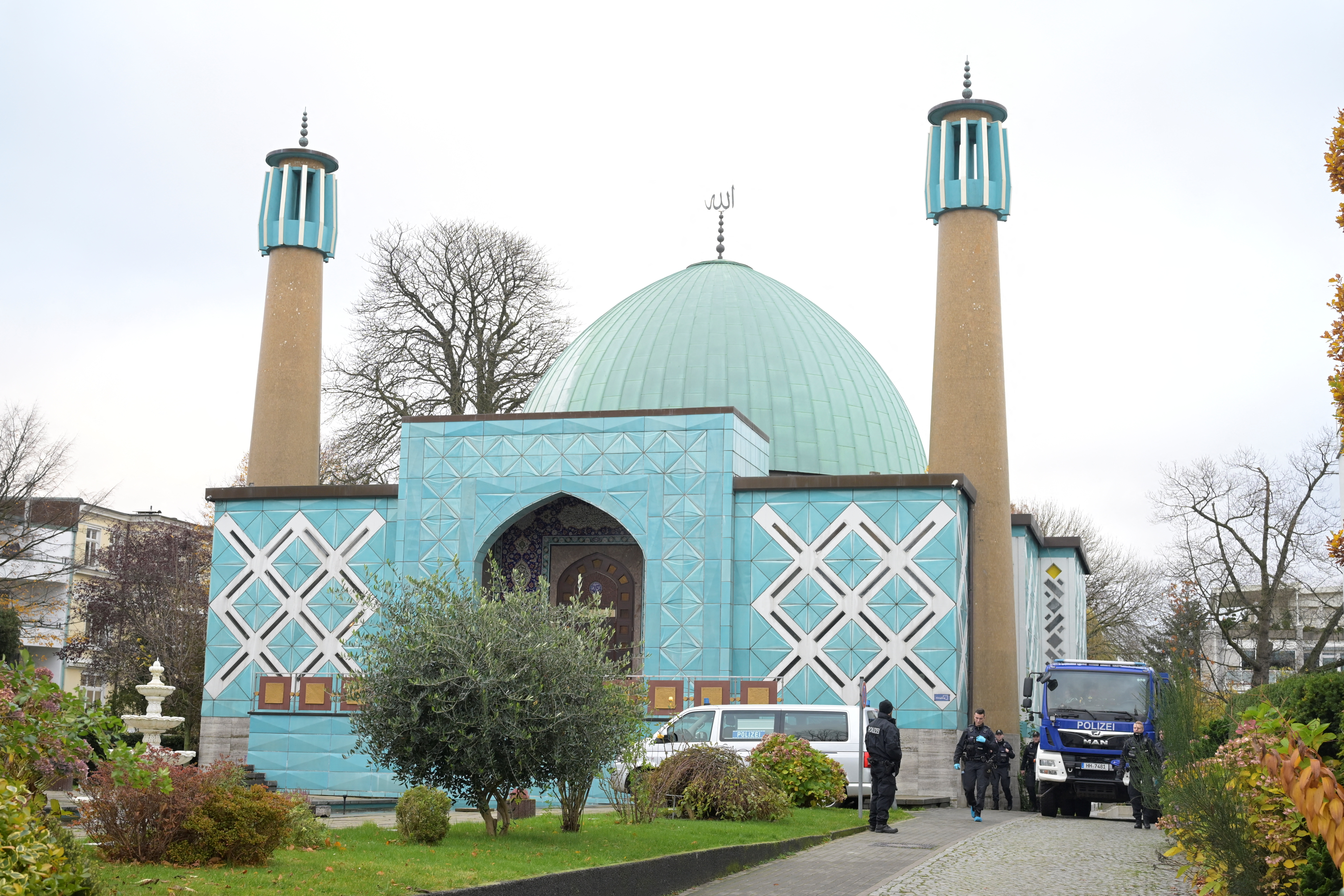 German police officers raid the Islamic Center Hamburg, due to suspicion of members acting against a constitutional order and supporting the militant group Hezbollah in Hamburg, Germany, November 16, 2023. REUTERS/Fabian Bimmer