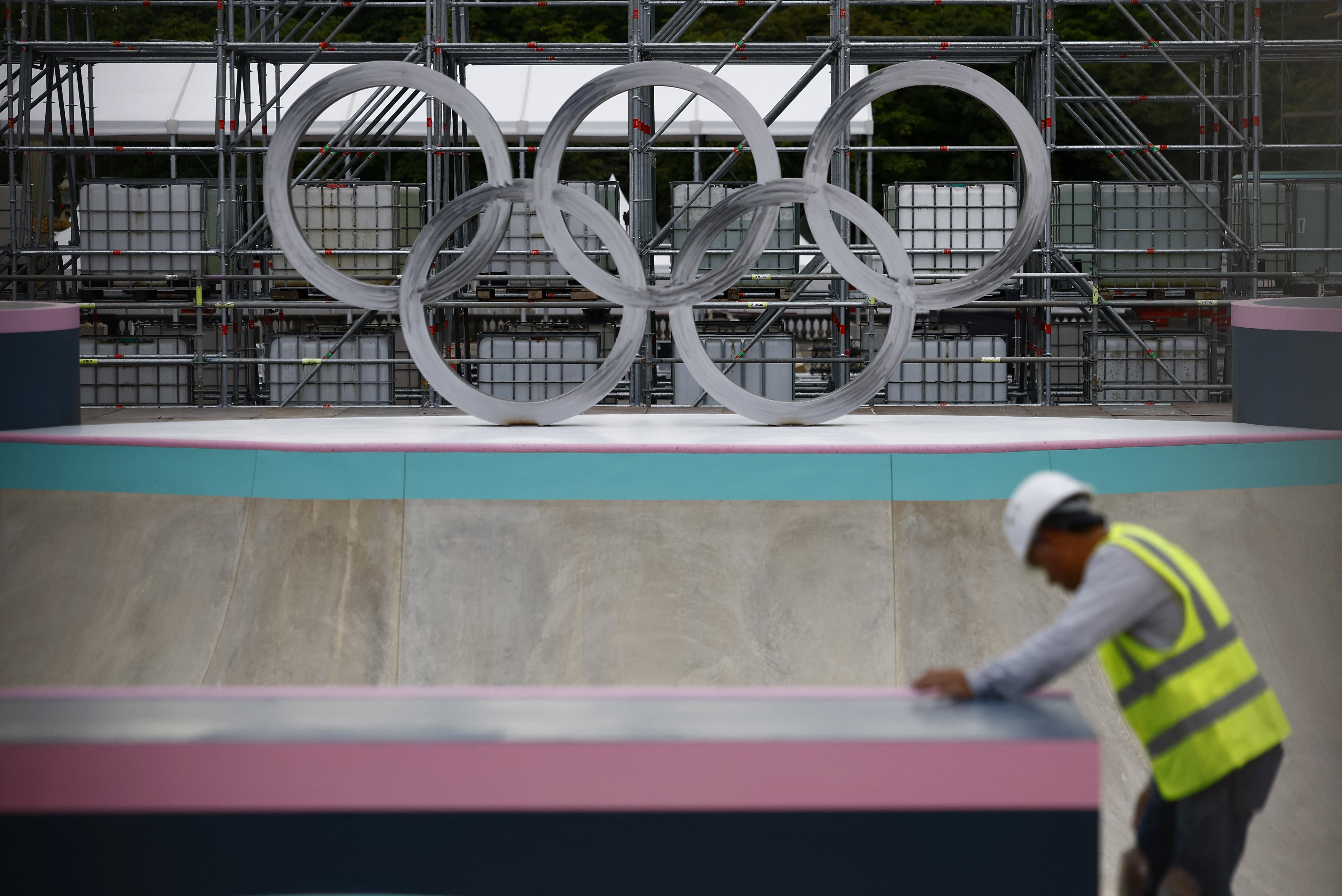 Paris 2024 Olympics - Venue unveiling for Skateboarding, Breaking, 3x3 Basketball and BMX Freestyle - Place de la Concorde, Paris, France - July 3, 2024 General view of a worker at the skateboarding park site at the Place de la Concorde ahead of the Olympics REUTERS/Sarah Meyssonnier