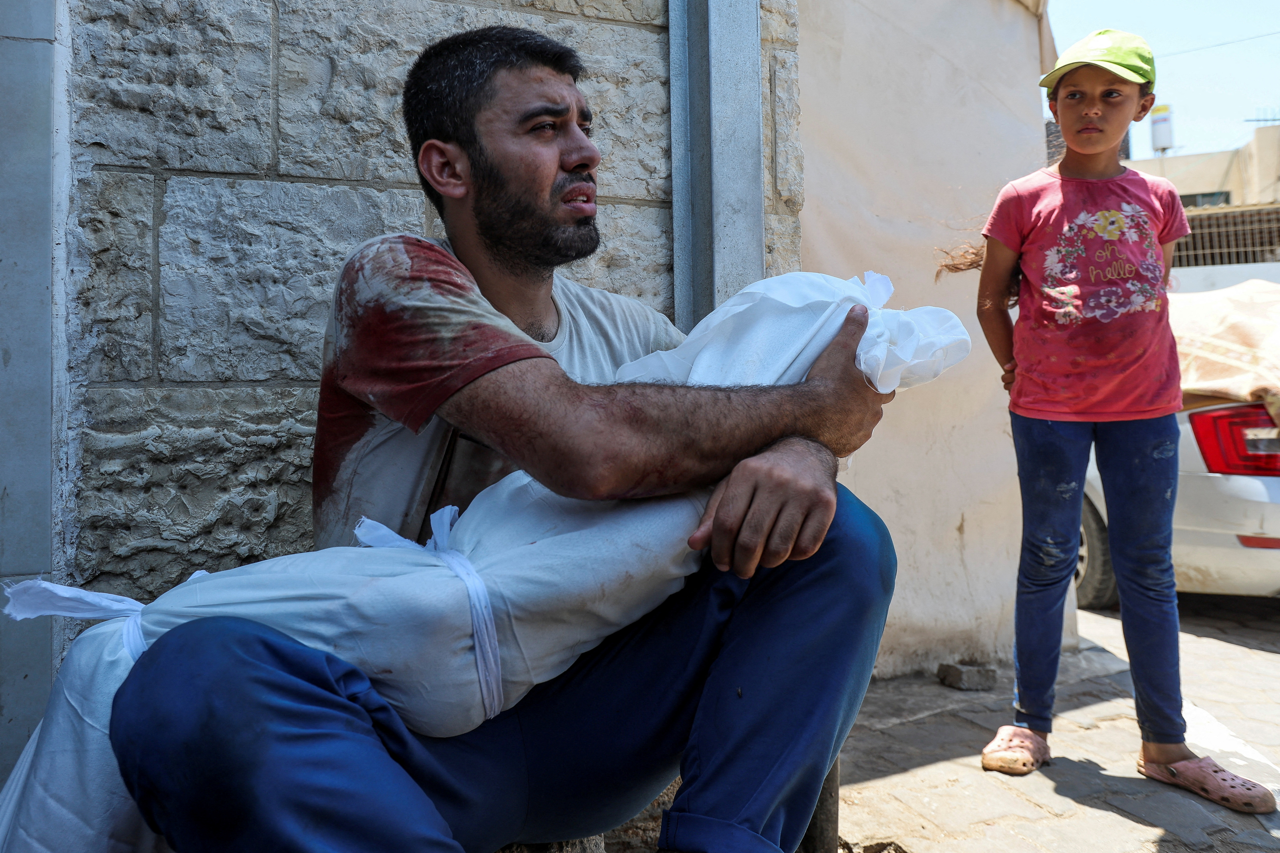 A Palestinian father carries the body of his son who was killed in an Israeli strike, amid the Israel-Hamas conflict, at Al-Aqsa Martyrs Hospital in Deir Al-Balah in the central Gaza Strip, July 9, 2024. REUTERS/Ramadan Abed TPX IMAGES OF THE DAY