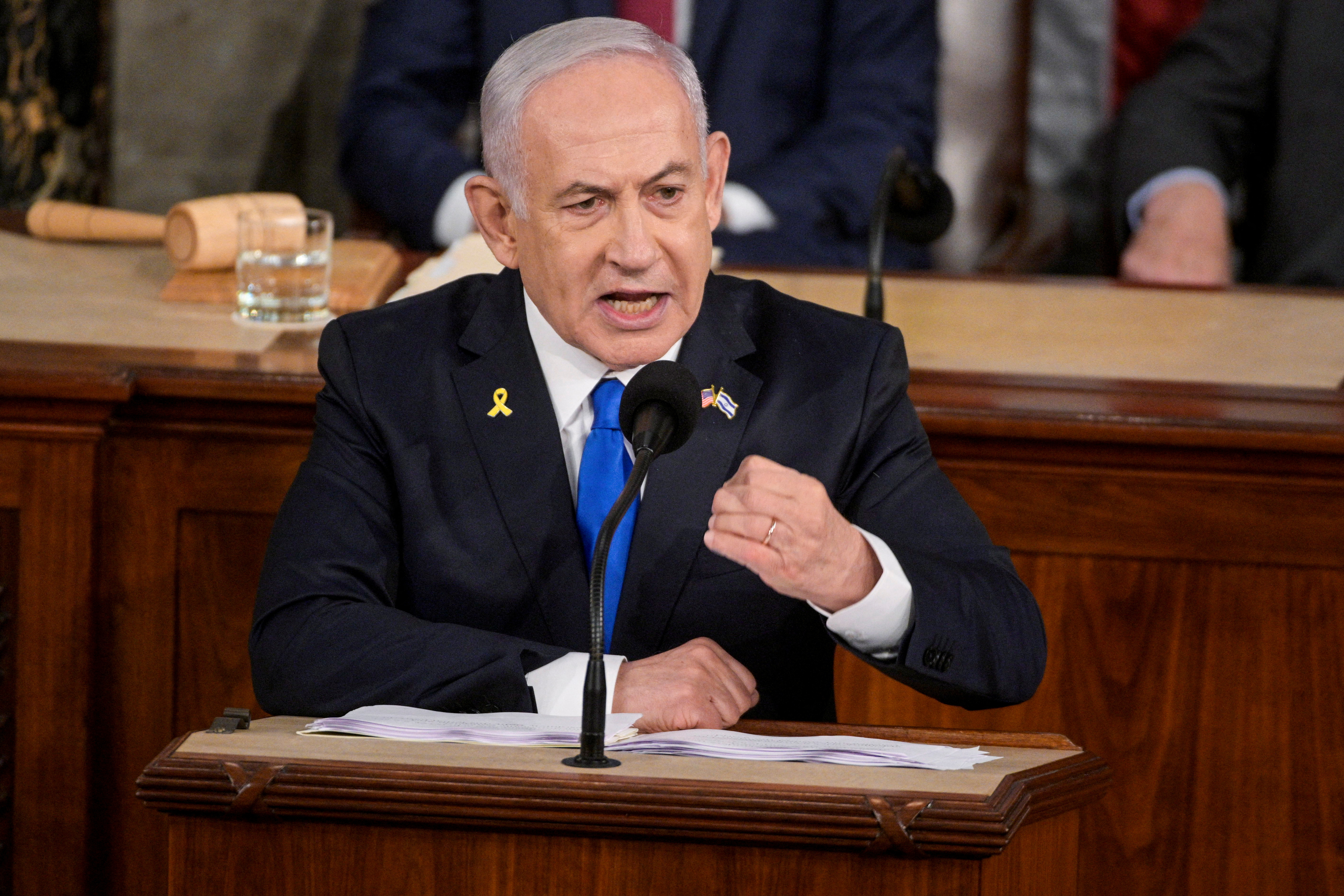 Benjamin Netanyahu speaks at the podium of the US Congress.