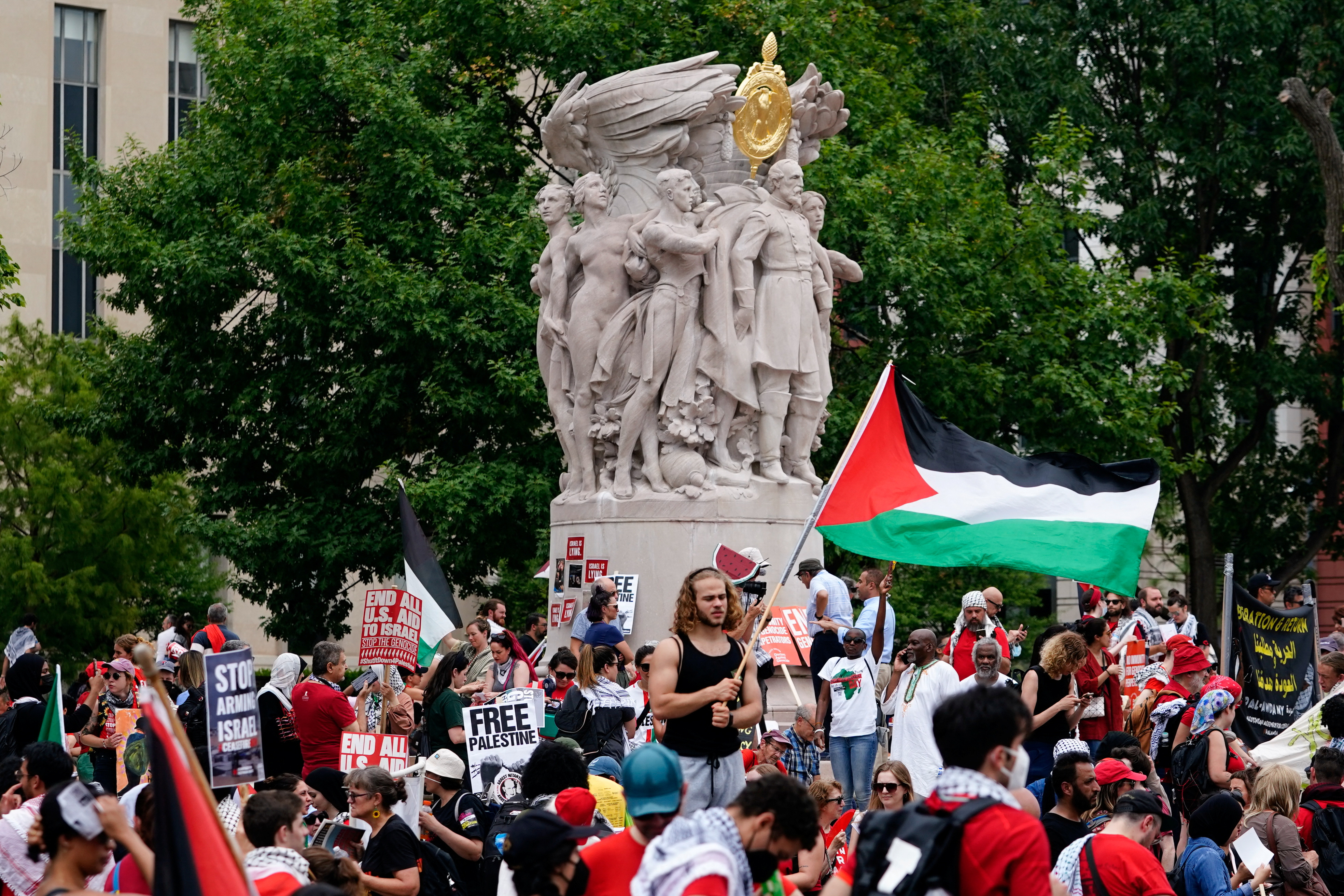 Pro-Palestinian demonstrators protest, on the day of Israeli Prime Minister Benjamin Netanyahu's address to a joint meeting of Congress on Capitol Hill, in Washington, U.S., July 24, 2024. REUTERS/Nathan Howard