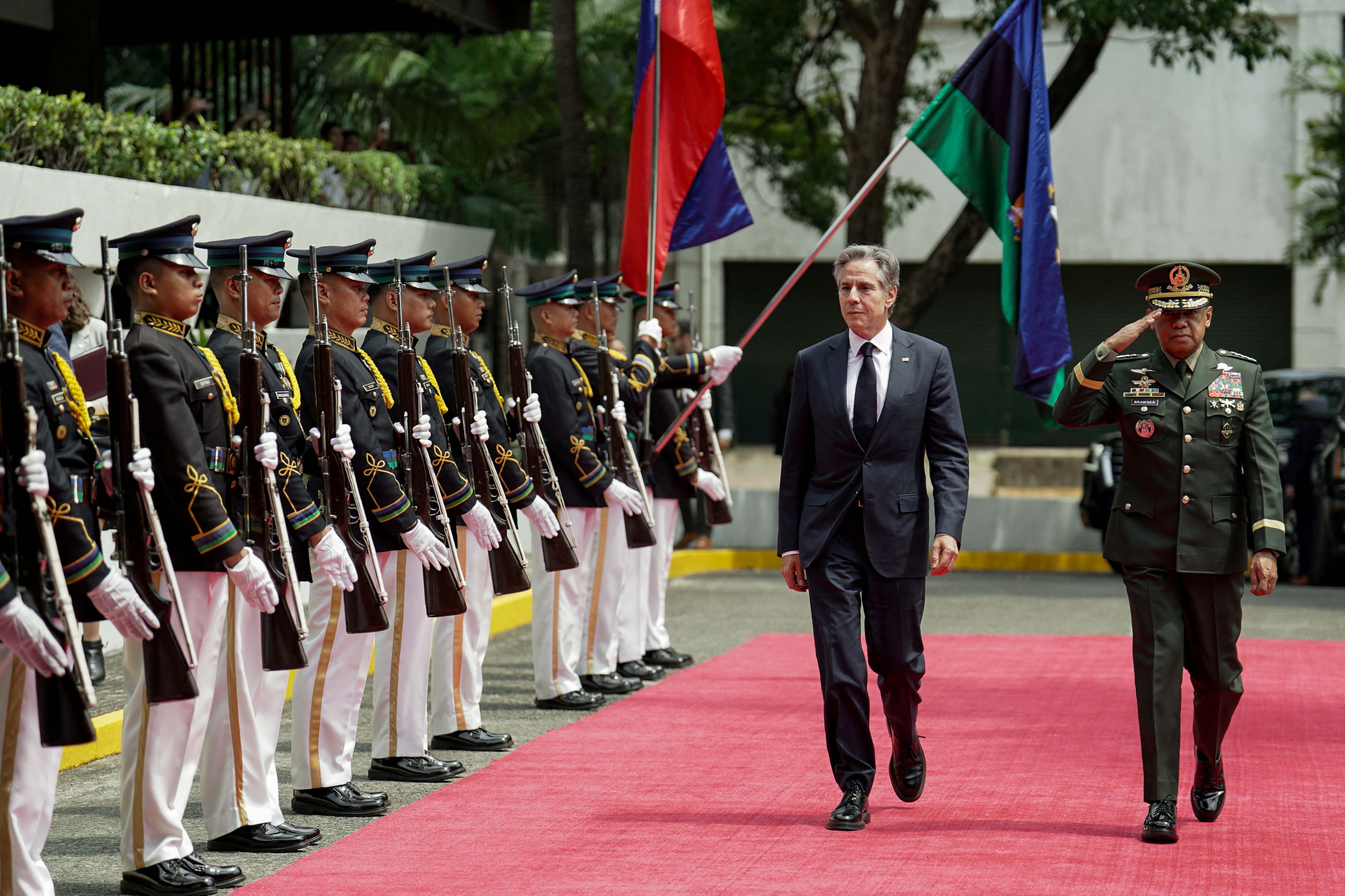 U.S. Secretary of State Antony Blinken and Philippine Army Chief of Staff Romeo Brawner Jr. inspect honour guards during their arrival at Camp Aguinaldo, in Quezon City, Metro Manila, Philippines, July 30, 2024. REUTERS/Lisa Marie David