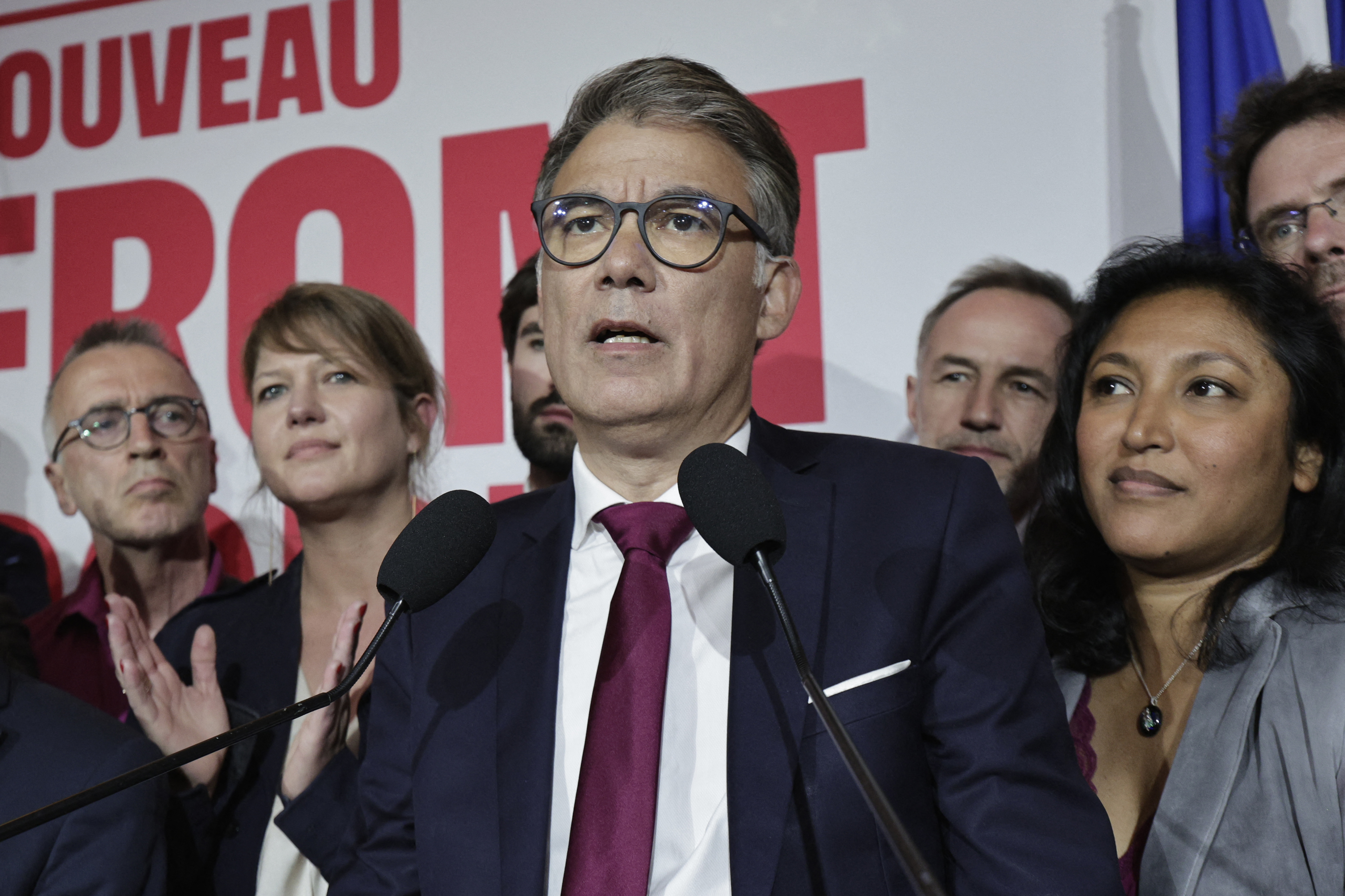 First Secretary of the French left-wing Socialist Party (PS) Olivier Faure (C) delivers a speech after the announcement of initial results during the party's election night event following the first results of the second round of France's legislative election in Paris on July 7, 2024. - (Photo by STEPHANE DE SAKUTIN / AFP)