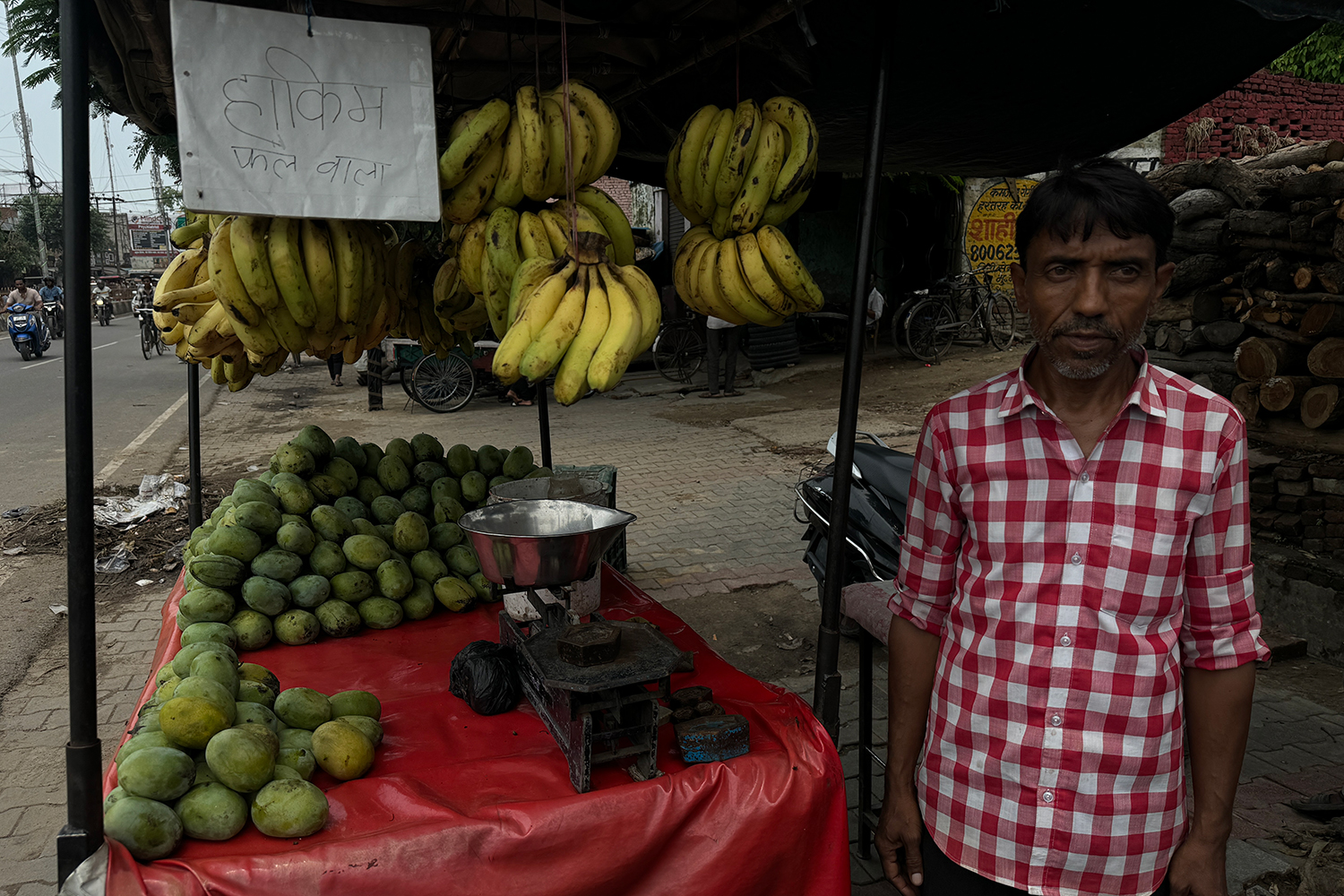 A Muslim fruit vendor displays his name in compliance with the police order at Minakshi Chowk in Muzaffarnagar, Uttar Pradesh, India [Mohd Abuzar Choudhary/Al Jazeera]