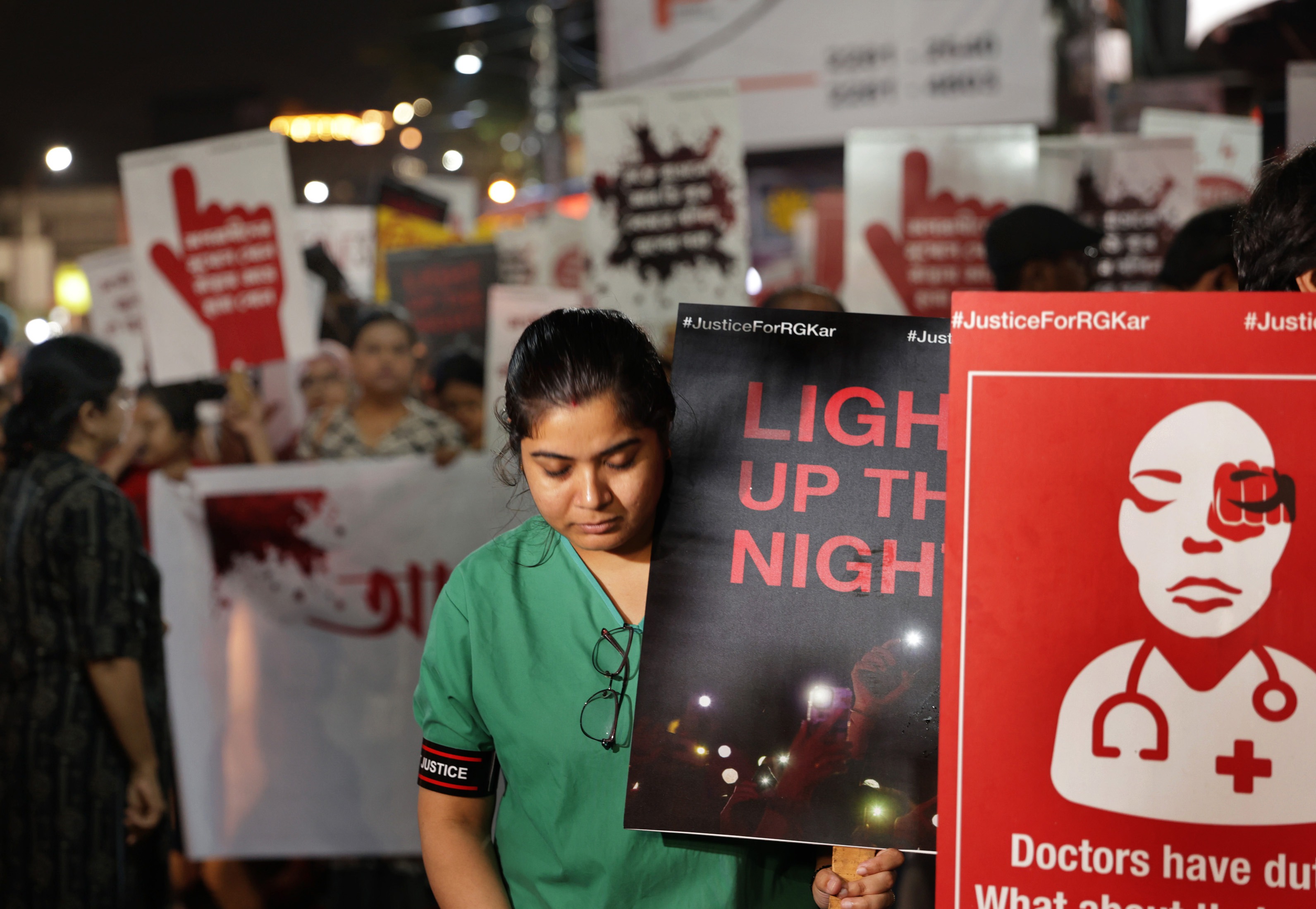 epa11561789 Medical students, doctors and members of the civil society attend a candle light protest march as they demand justice after an alleged rape and murder incident in Kolkata, India, 23 August 2024. On August 09, a postgraduate medical student was found dead in a seminar room at a hospital, sparking nationwide protests and strikes by medical students and doctors. On August 13, the High Court of Kolkata ruled that the investigation into the rape and murder of a doctor during her working hours at RG Kar Medical College must be transferred to the Central Bureau of Investigation (CBI). EPA-EFE/PIYAL ADHIKARY