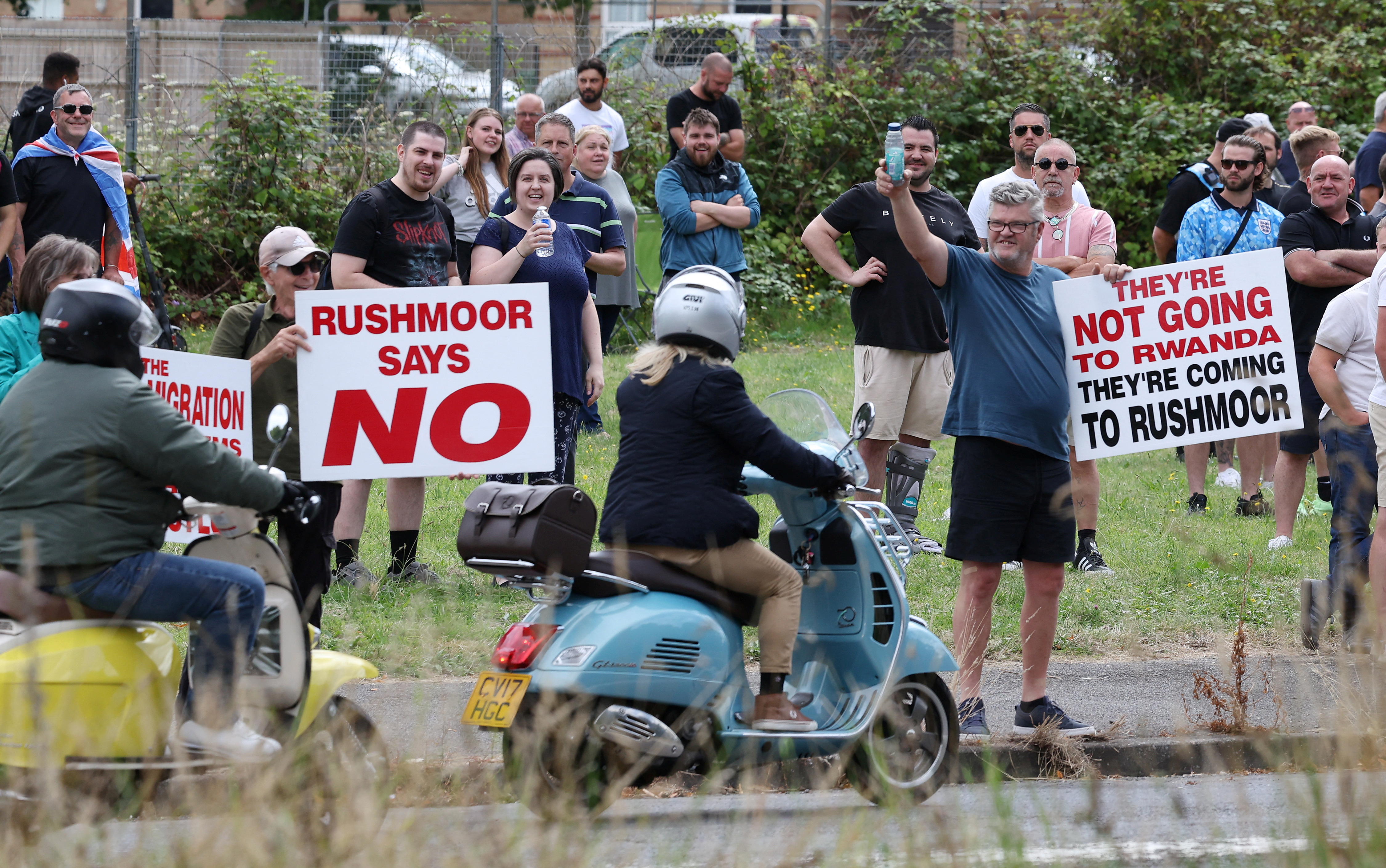 People take part in an anti-immigration protest outside a hotel housing immigrants in Aldershot, Britain, August 4, 2024. REUTERS/Suzanne Plunkett