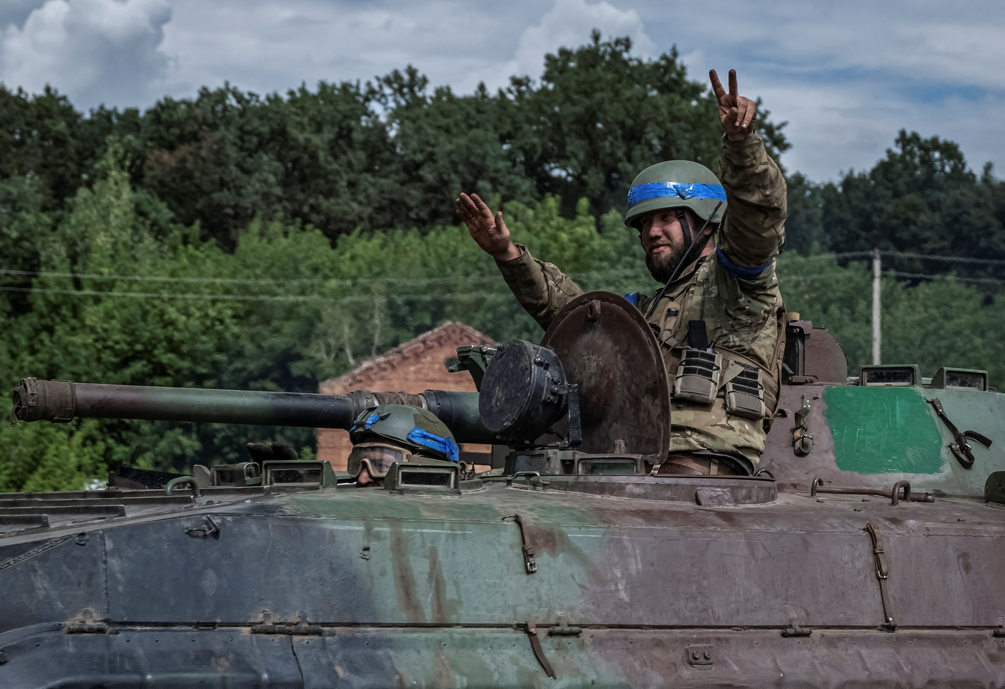 Ukrainian servicemen ride a BMP-1 infantry fighting vehicle, amid Russia's attack on Ukraine, near the Russian border in Sumy region, Ukraine August 10, 2024. REUTERS/Viacheslav Ratynskyi