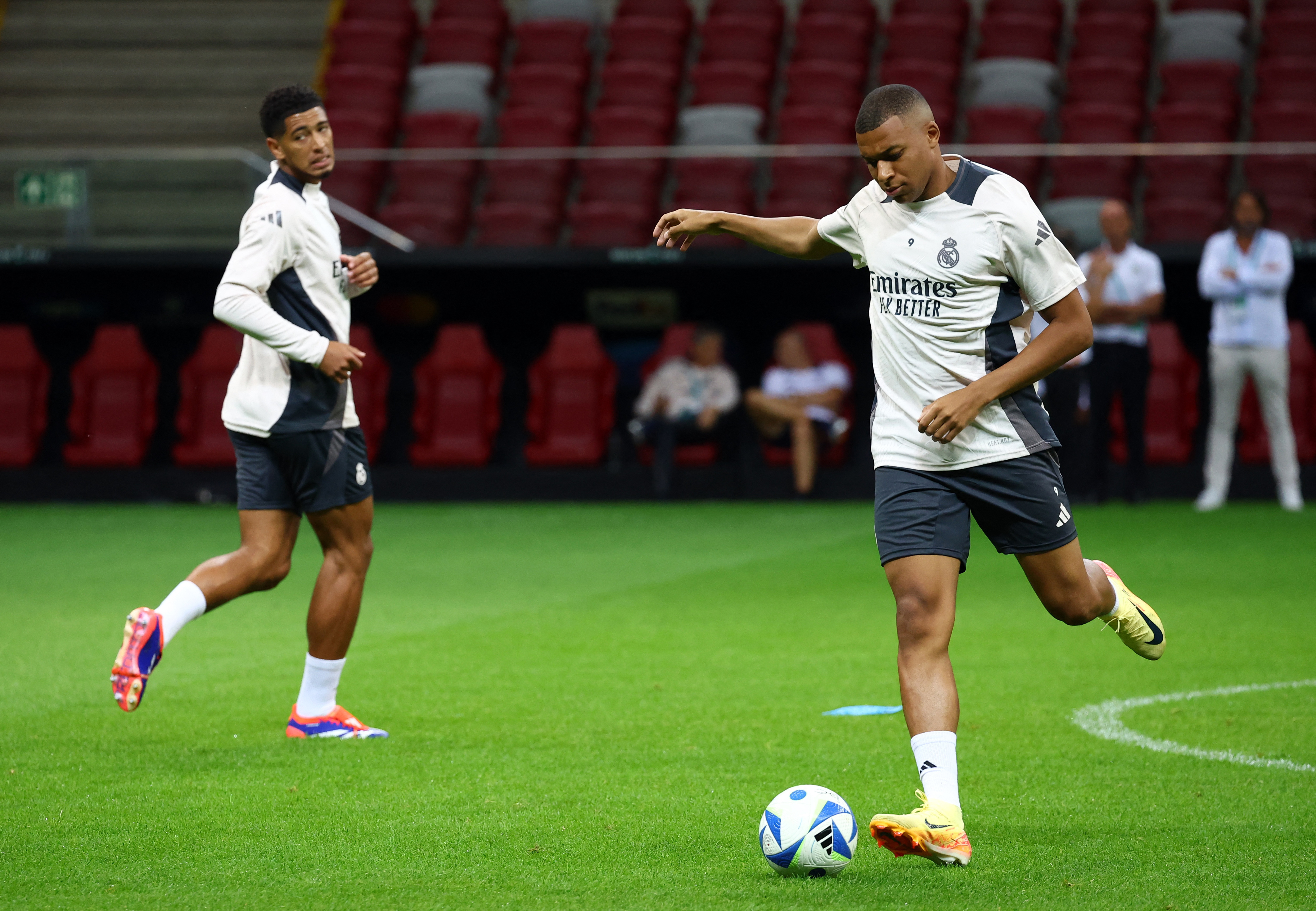 Soccer Football - UEFA Super Cup - Real Madrid Training - National Stadium, Warsaw, Poland - August 13, 2024 Real Madrid's Kylian Mbappe as Jude Bellingham looks on during training REUTERS/Kacper Pempel