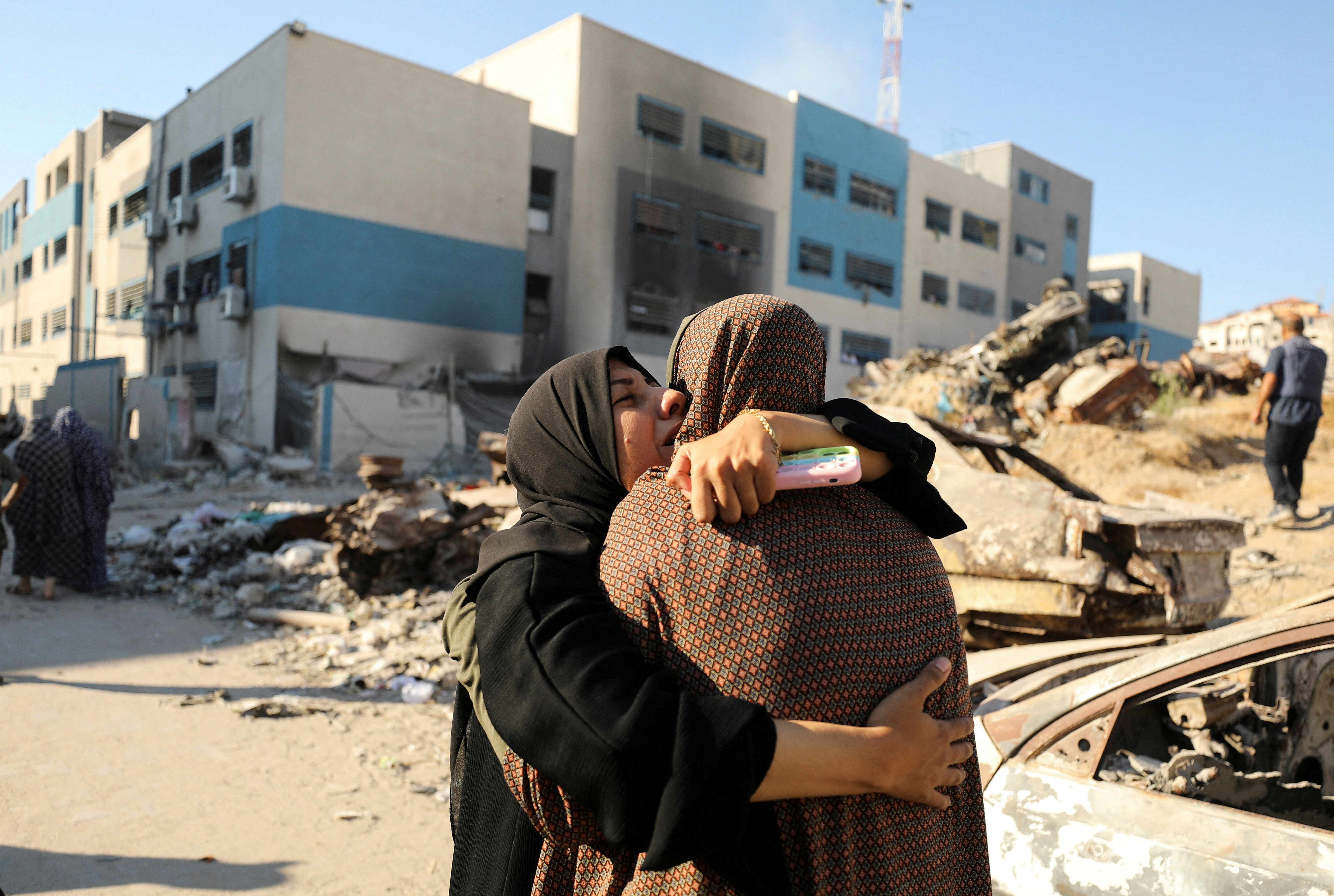 Palestinians react, after a school sheltering displaced people was hit by an Israeli strike, amid the Israel-Hamas conflict, in Gaza City, August 21, 2024. REUTERS/Dawoud Abu Alkas TPX IMAGES OF THE DAY