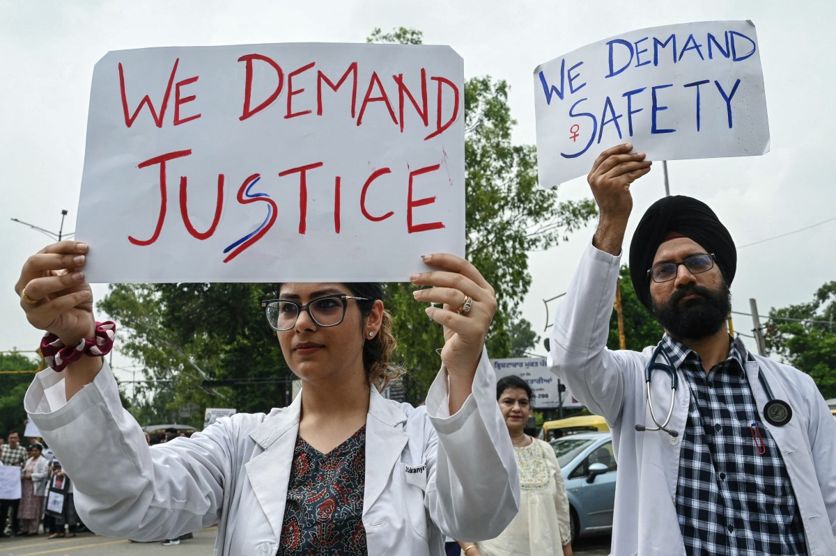 Doctors and medical students hold placards as they take part in a protest march in Amritsar on August 17, 2024, against the rape and murder of a doctor in India's West Bengal state. - Indian doctors launched a nationwide strike on August 17, escalating protests after the "barbaric" rape and murder of their colleague that has channelled outrage at the chronic issue of violence against women.