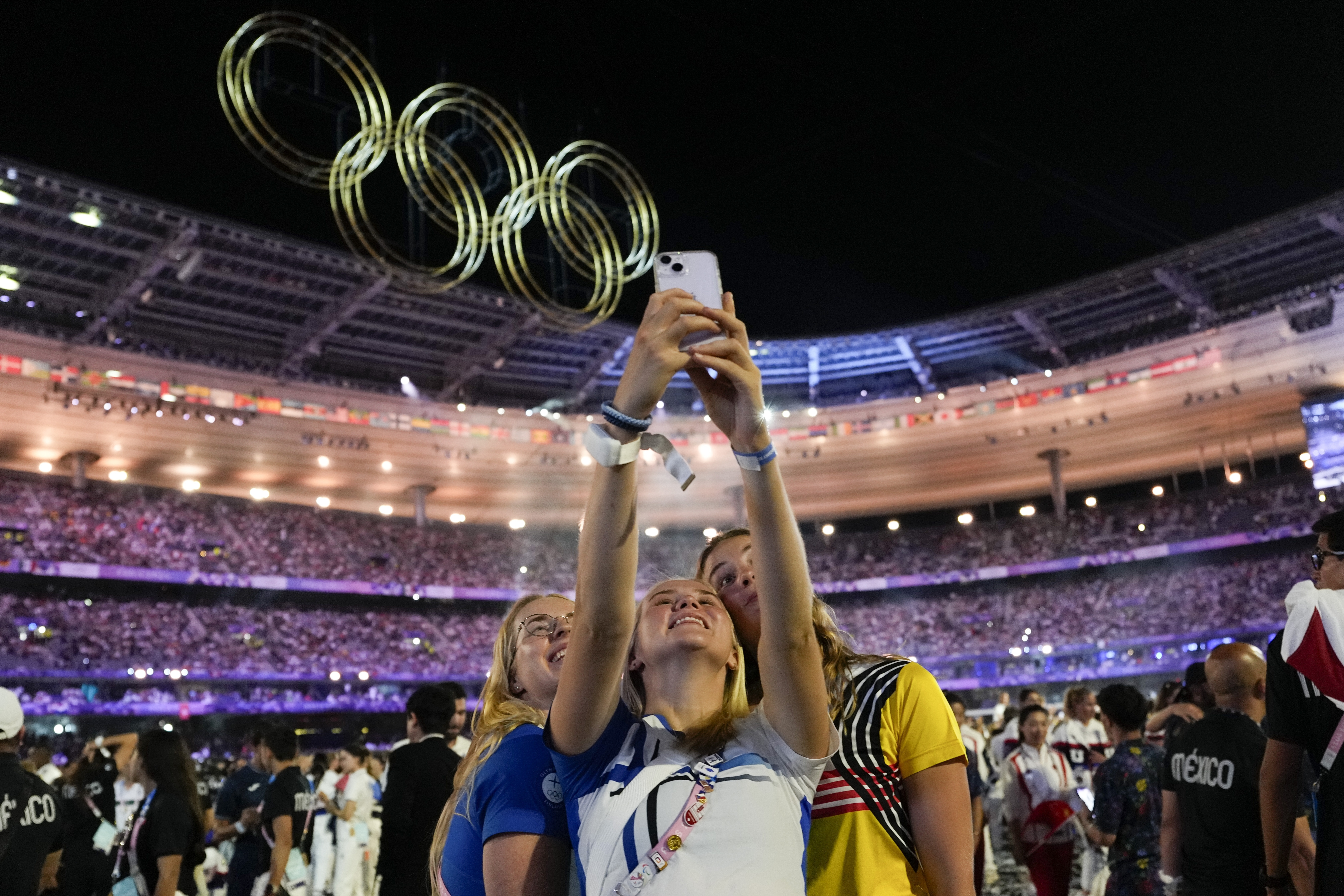Tom Cruise hands Olympic flag to Los Angeles, closing Paris Games