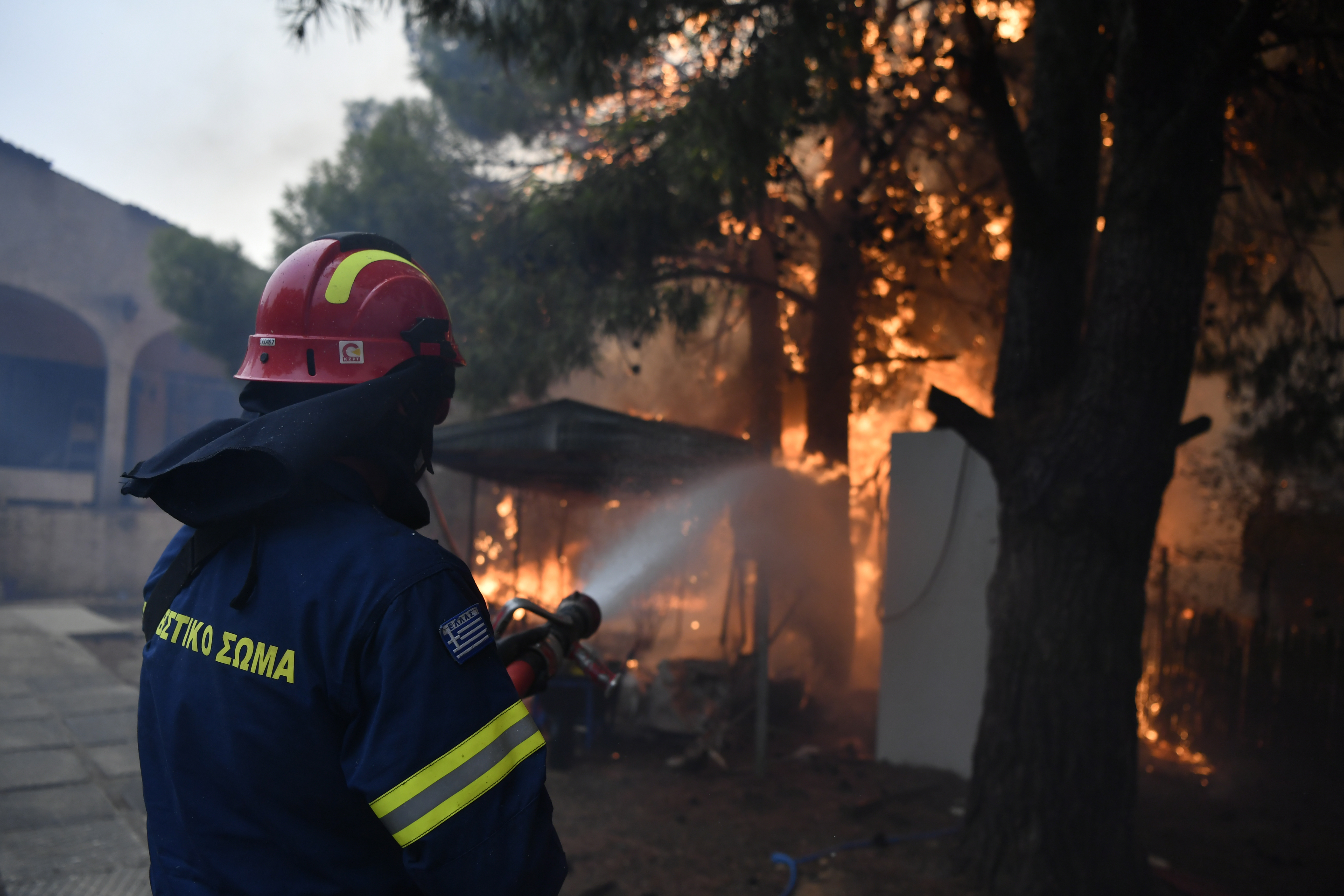 EU firefighters to join as Greece battles blaze