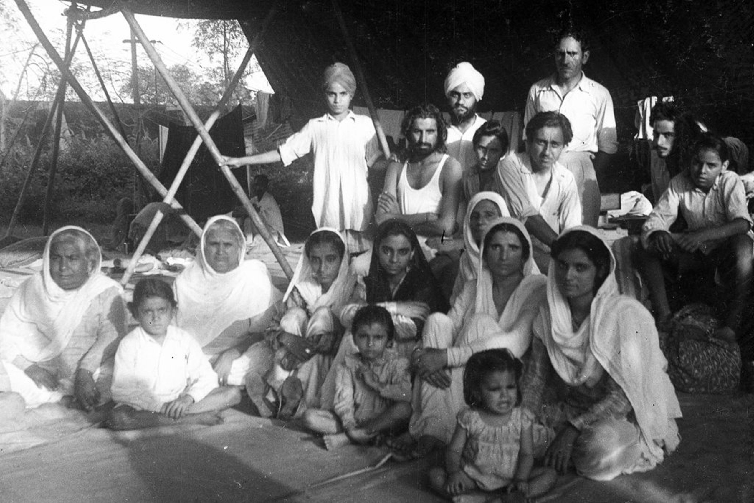 Refugees in search of shelter in Junagadh during the partition of India and Pakistan, on September 24, 1947 in Gujarat India [File: Shukdev Bhachech/Dipam Bhachech/Getty Images]