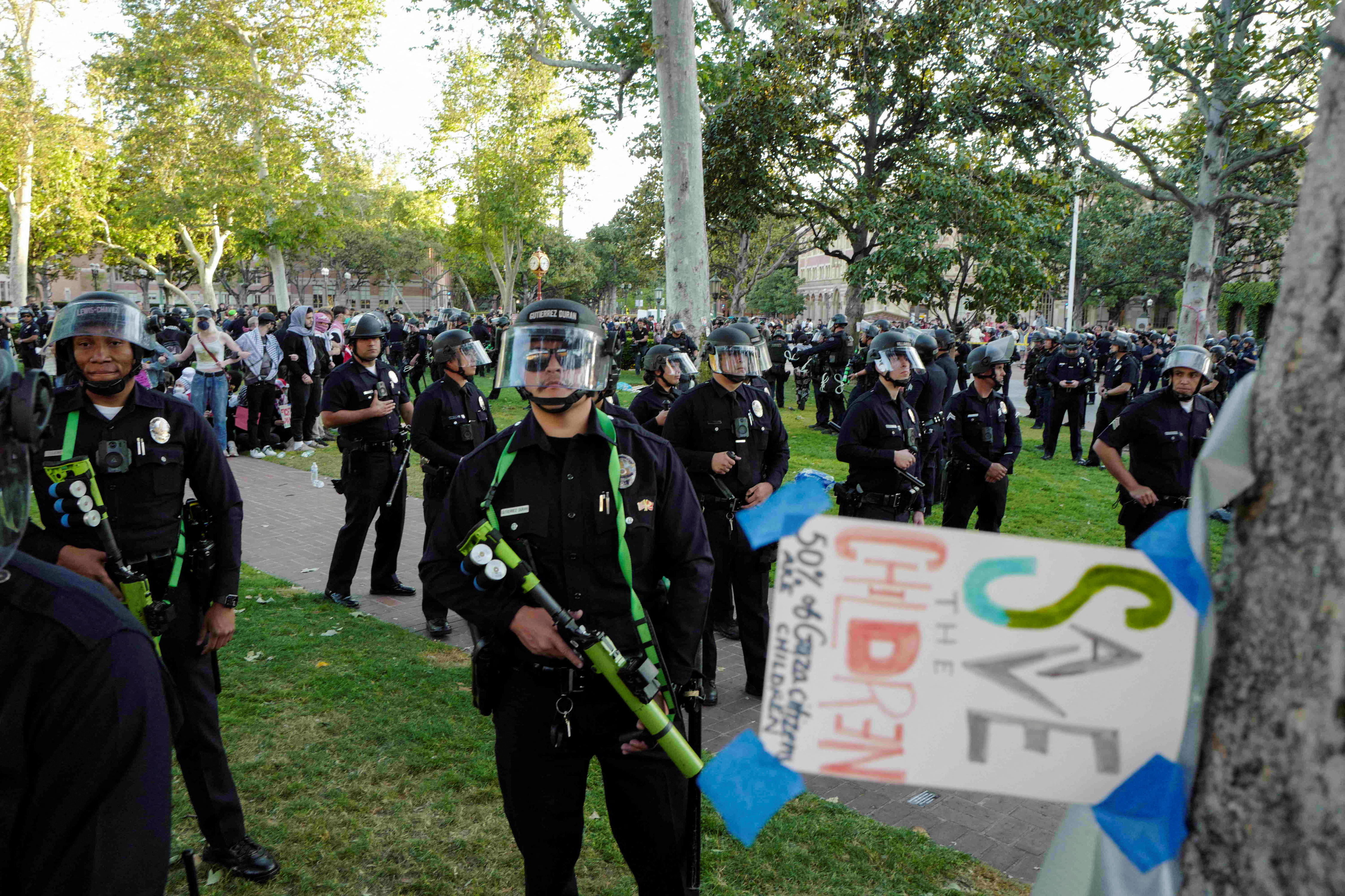LAPD surrounds students protesting in support of Palestinians at an encampment at the University of Southern California’s Alumni Park, as the conflict between Israel and the Palestinian Islamist group Hamas continues, in Los Angeles, California, U.S., April 24, 2024. REUTERS/Zaydee Sanchez