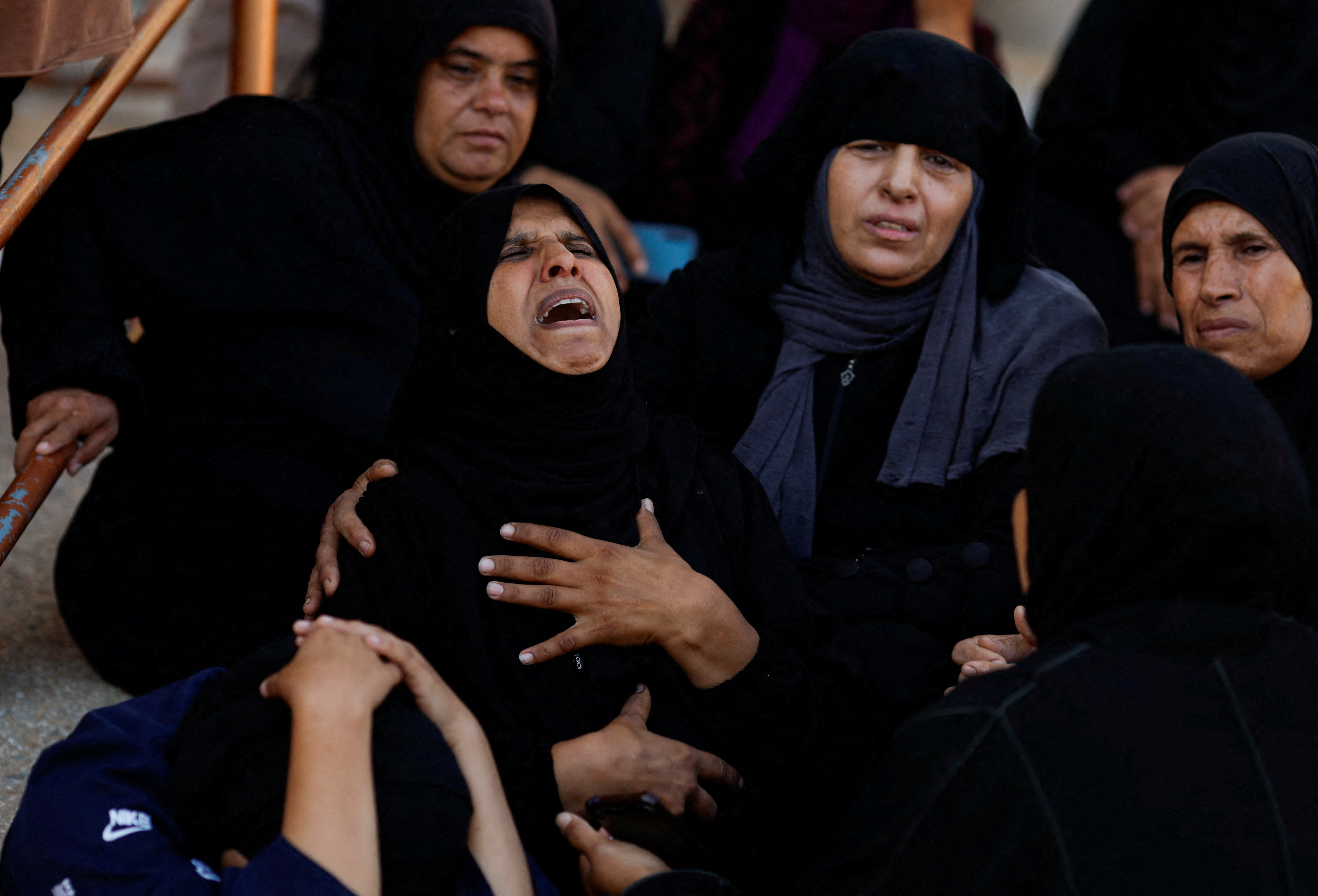Women mourn Palestinians killed in Israeli strikes, amid the Israel-Hamas conflict, at Nasser hospital in Khan Younis in the southern Gaza Strip, September 5, 2024. REUTERS/Mohammed Salem TPX IMAGES OF THE DAY