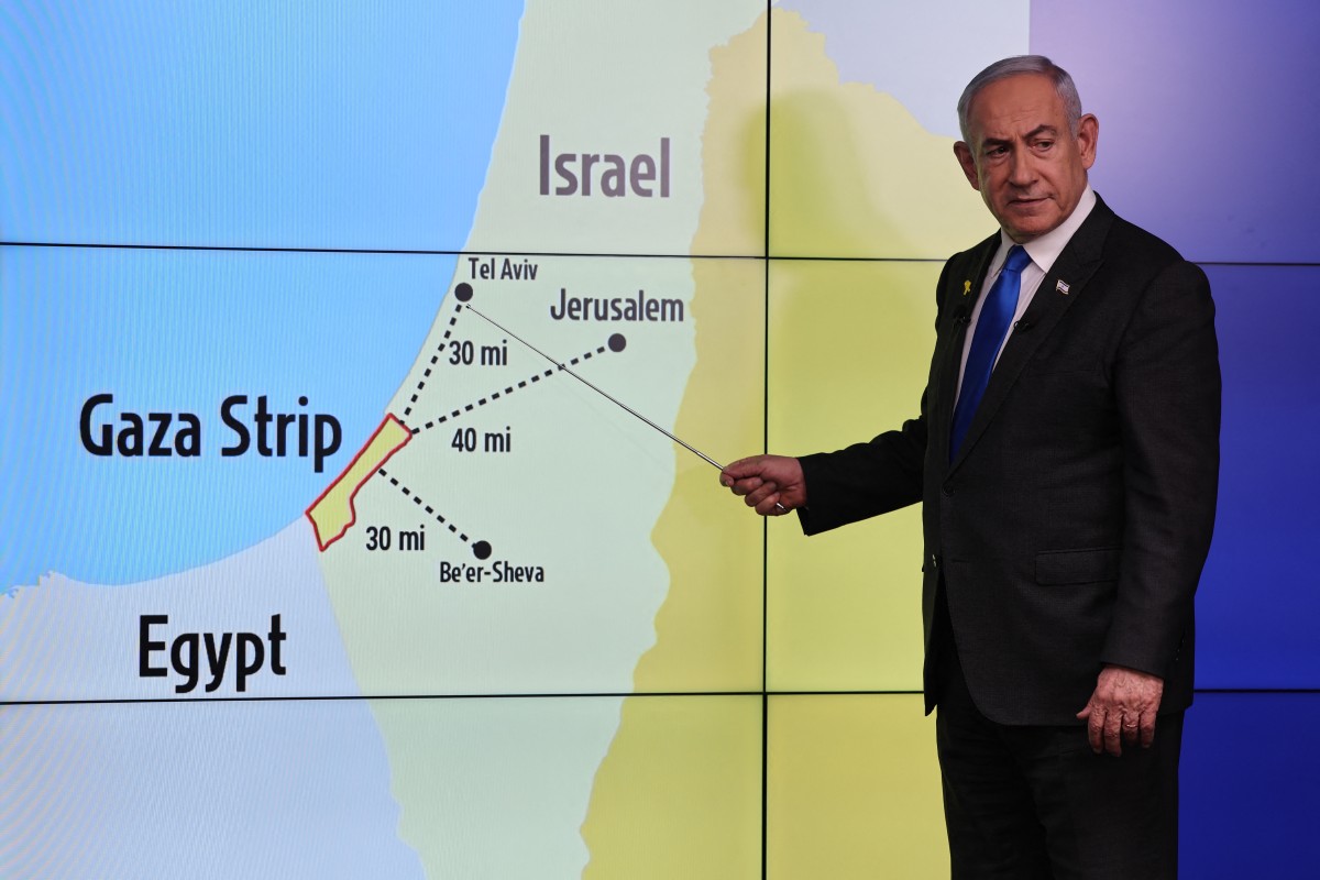 Israel's Prime Minister Benjamin Netanyahu points at Tel Aviv on a map during a press conference at the Government Press Office (GPO) in Jerusalem on September 4, 2024. (Photo by ABIR SULTAN / POOL / AFP)
