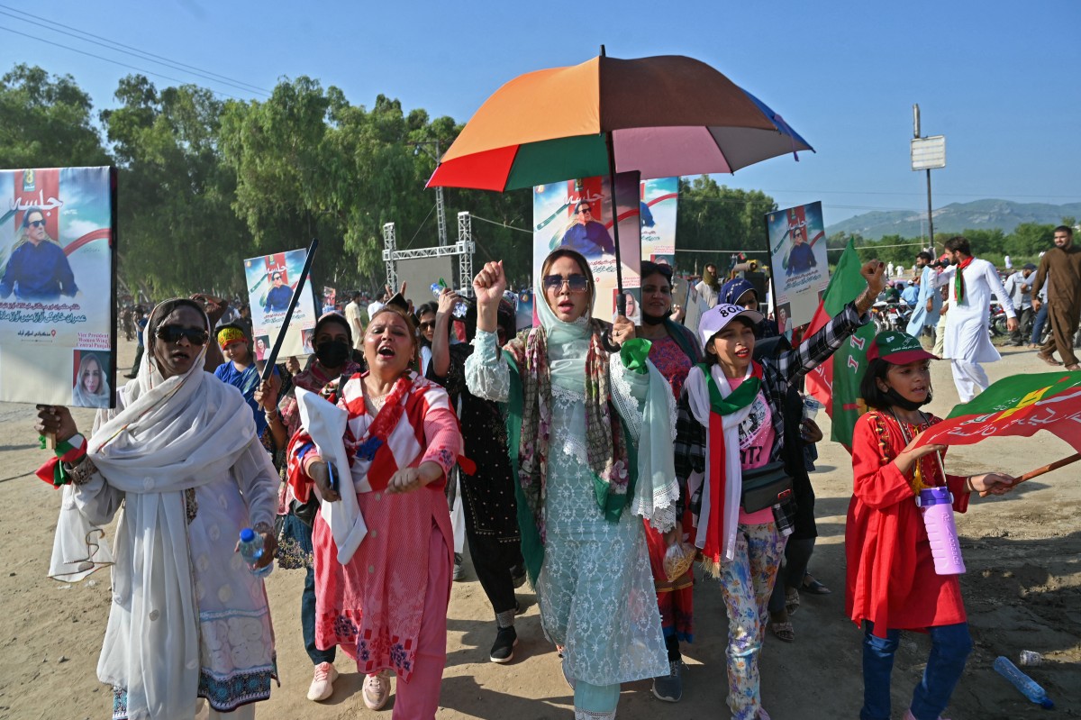 Thousands defy roadblocks in rally for Pakistan ex-PM Khan