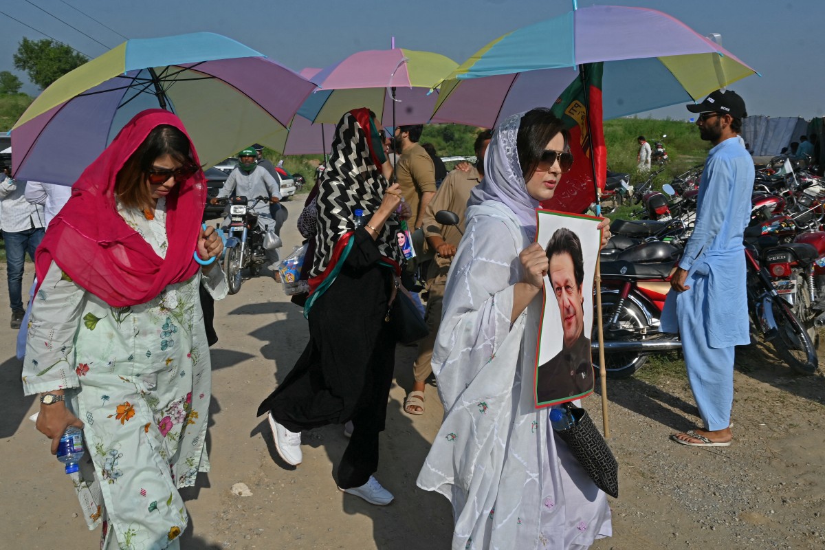 Thousands defy roadblocks in rally for Pakistan ex-PM Khan