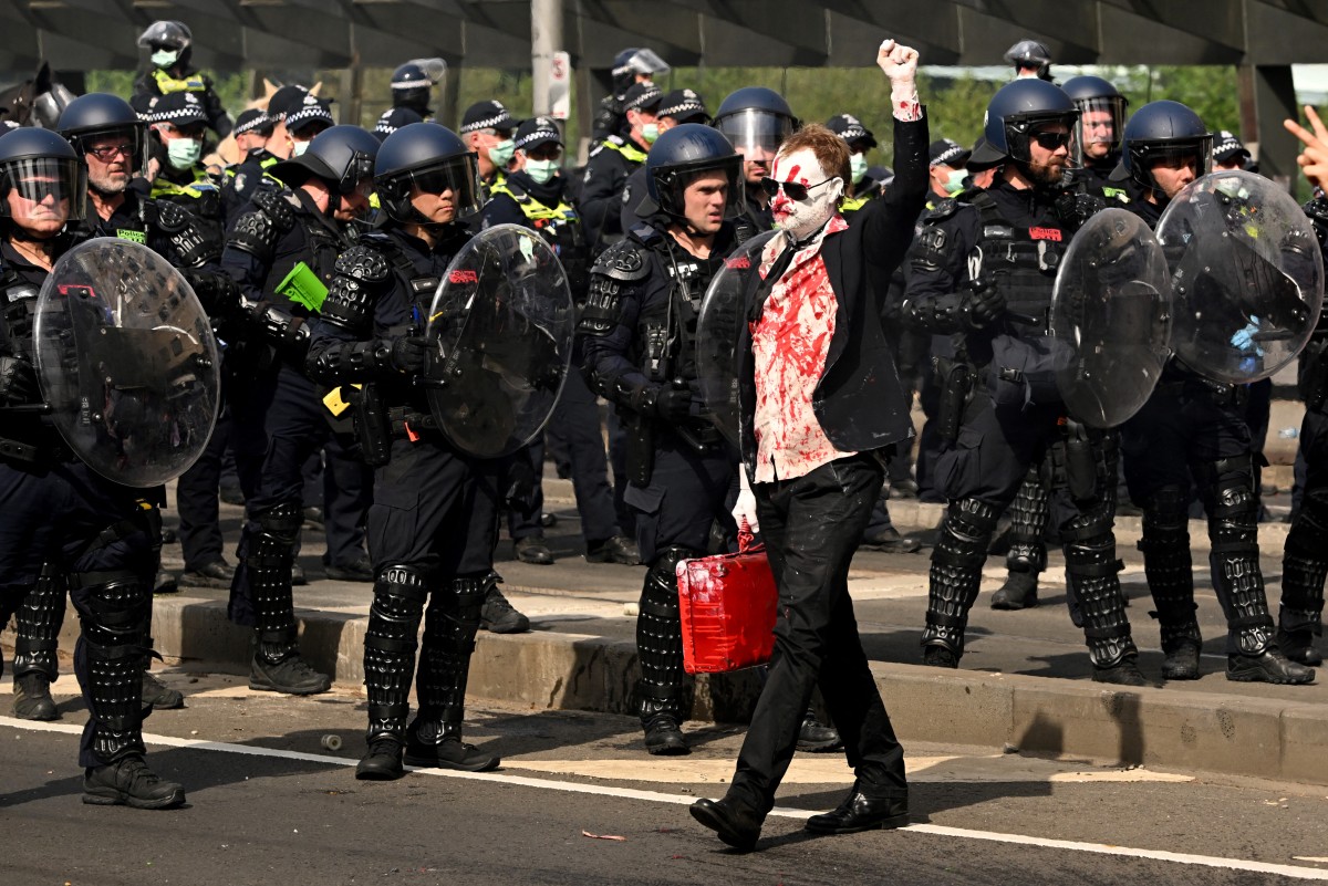 Anti-war protesters clash with police at Melbourne weapons expo
