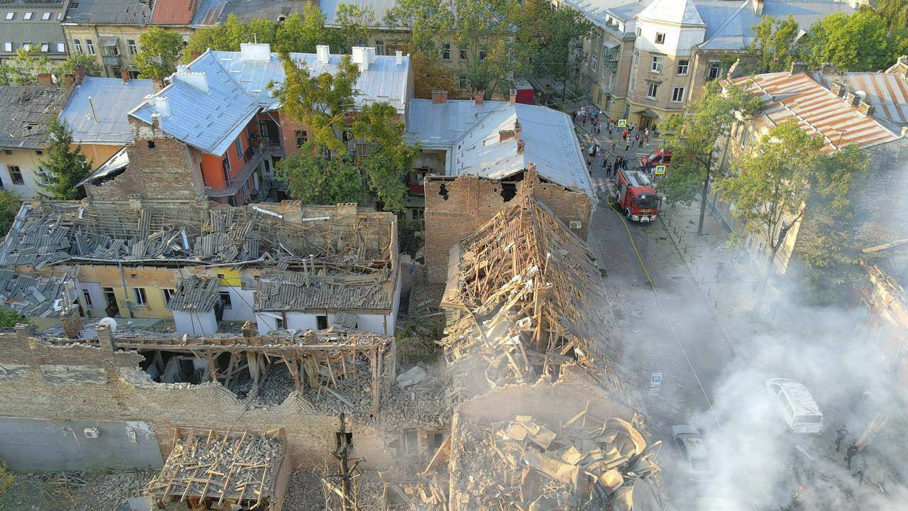 Smoke and dust rising from a building left in ruins by the Russian attack. The photo is taken from above.