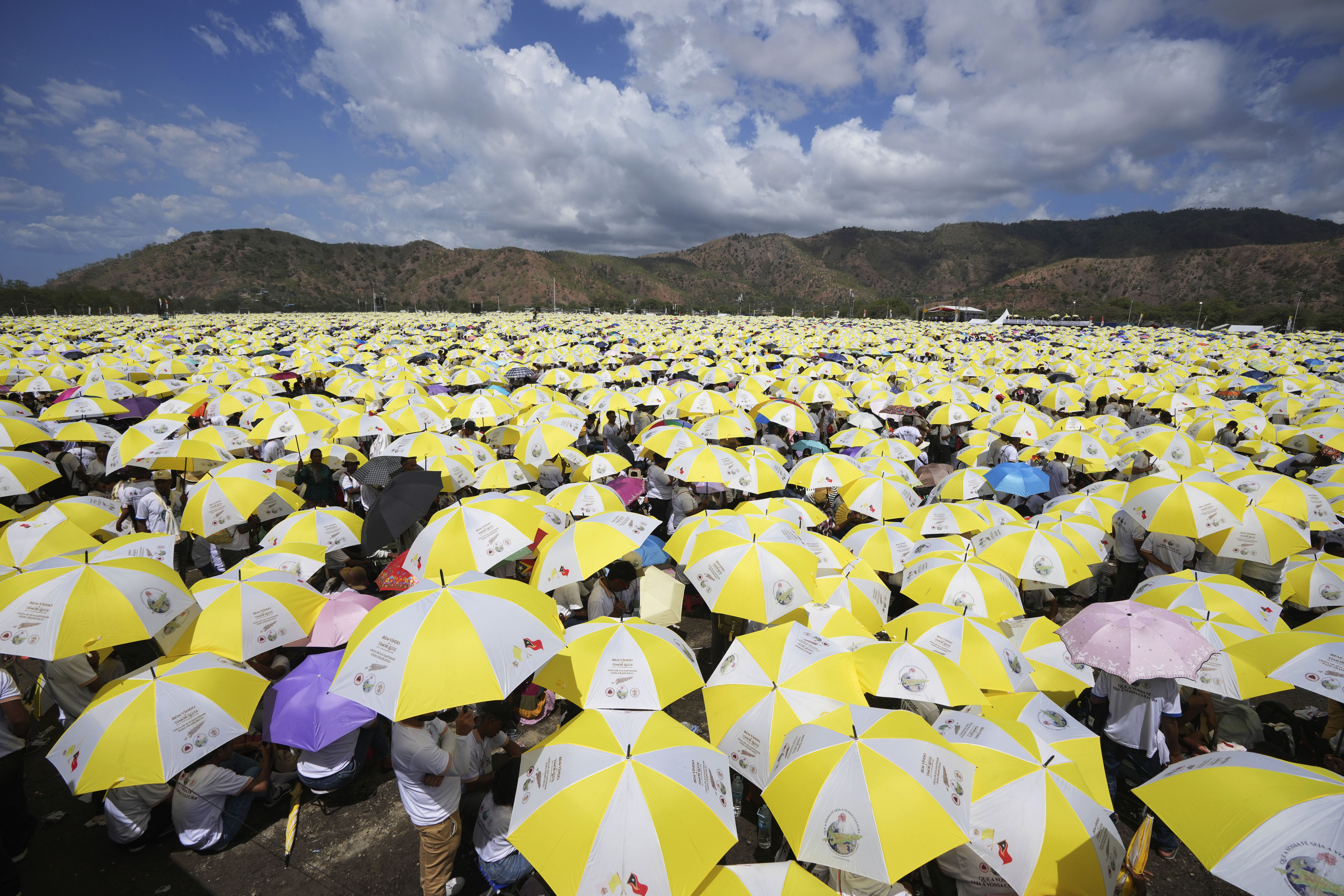 Pope mass draws 600,000 in Catholic-majority East Timor
