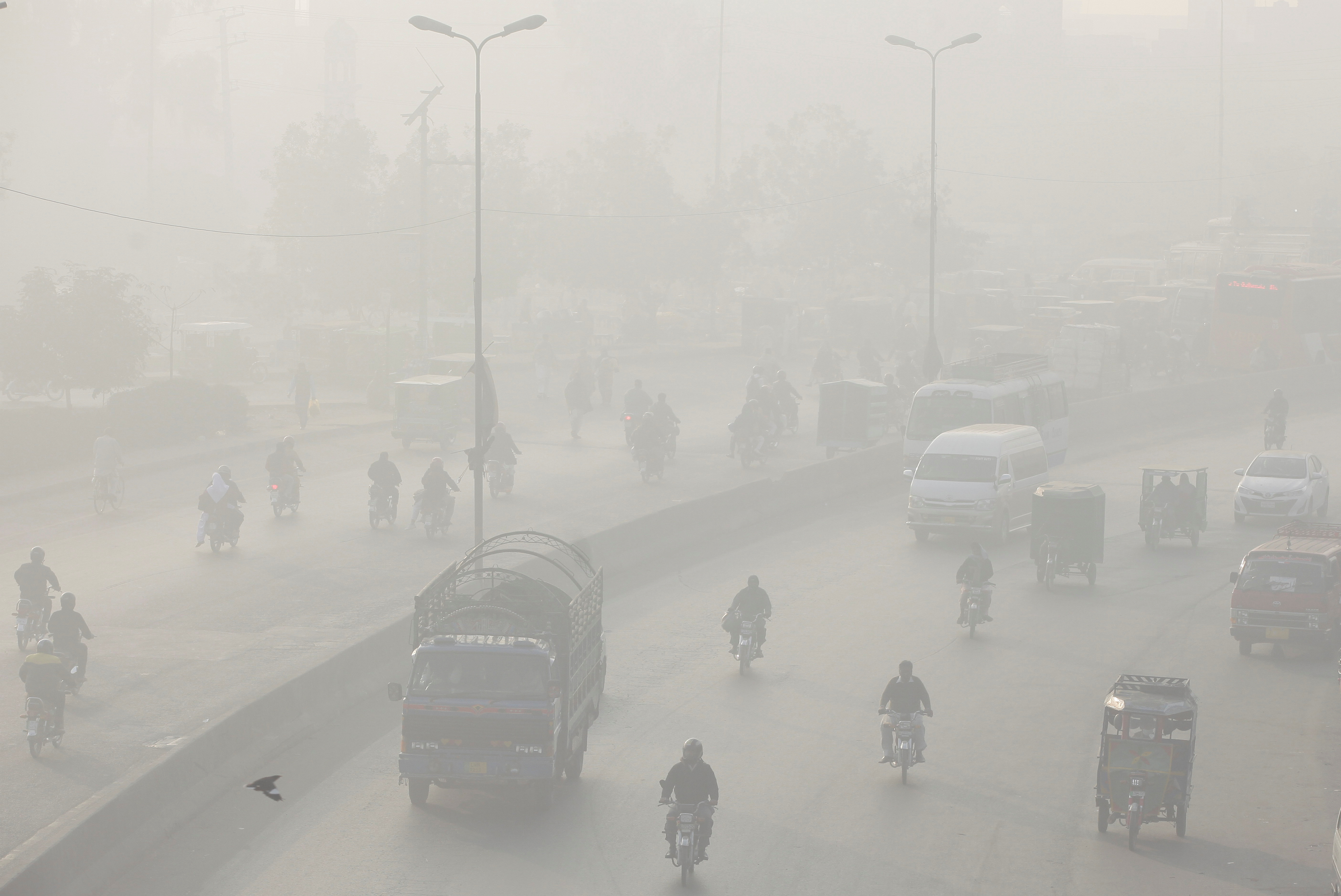 Vehicles move amid dense smog in Lahore, Pakistan November 24, 2021. REUTERS/Mohsin Raza