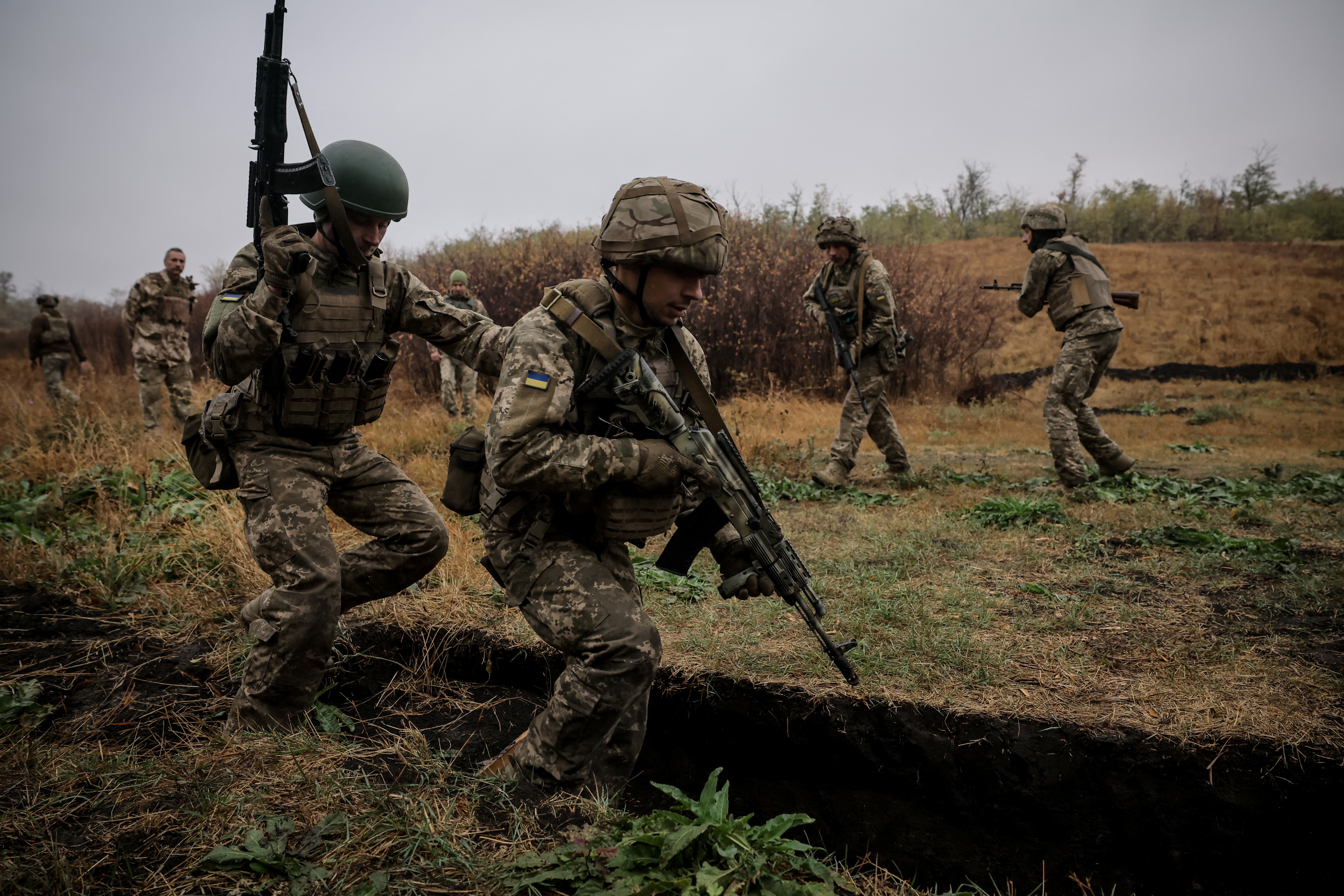 New recruits of the 24th Separate Mechanized Brigade of the Ukrainian Armed Forces, named after King Danylo, attend a tactical exercise, amid Russia's attack on Ukraine, in Donetsk region, Ukraine October 14, 2024. Oleg Petrasiuk/Press Service of the 24th King Danylo Separate Mechanized Brigade of the Ukrainian Armed Forces/Handout via REUTERS ATTENTION EDITORS - THIS IMAGE HAS BEEN SUPPLIED BY A THIRD PARTY.