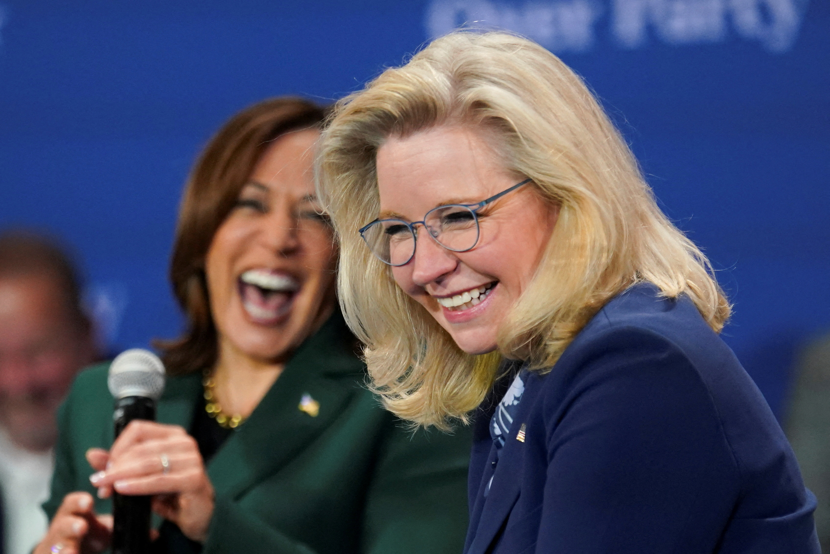 Democratic presidential nominee U.S. Vice President Kamala Harris and former U.S. Rep. Liz Cheney (R-WY) react during a conversation moderated by Charlie Sykes in Brookfield, Wisconsin, U.S., October 21, 2024. REUTERS/Kevin Lamarque TPX IMAGES OF THE DAY