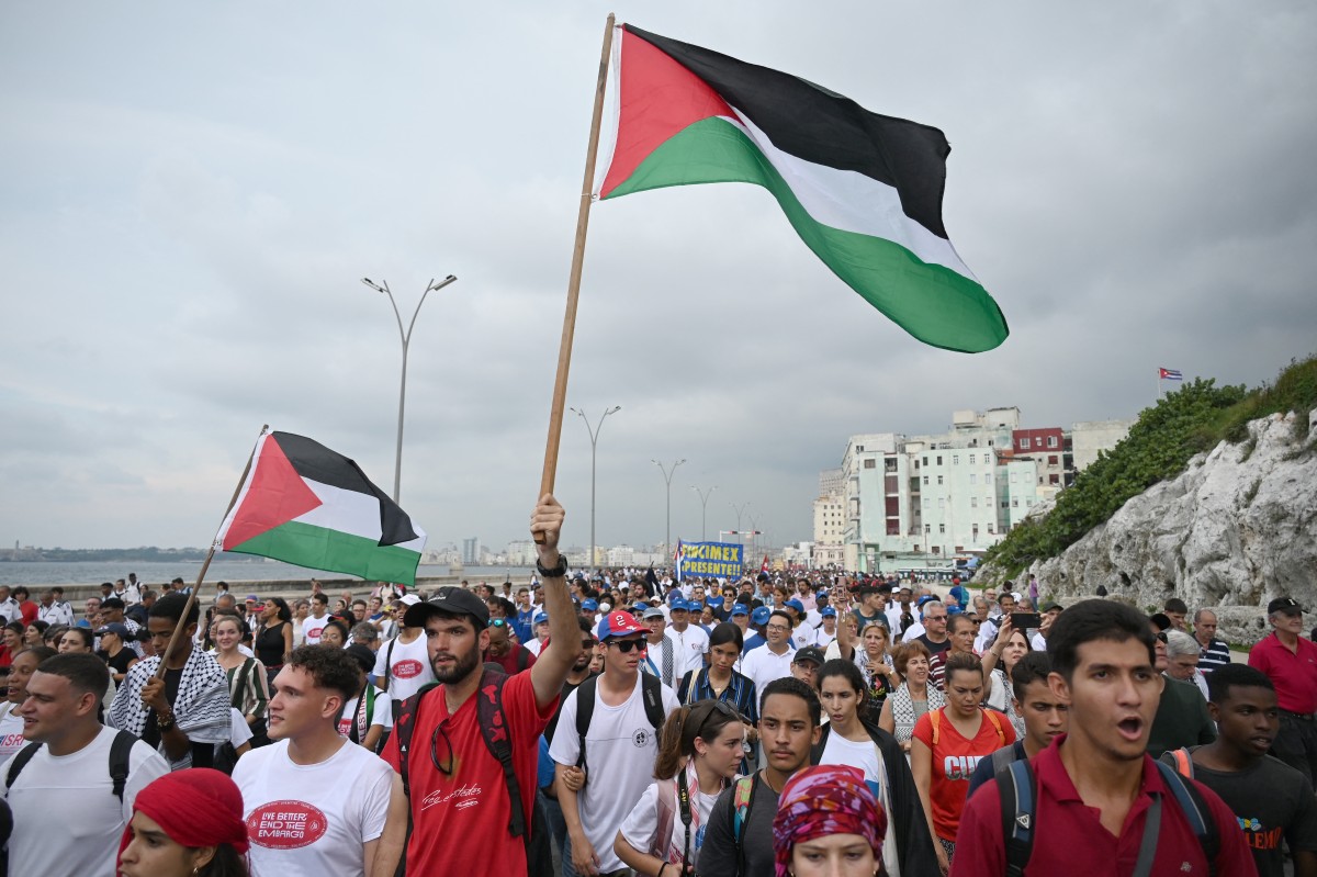 Cuban president leads pro-Palestinian march in Havana