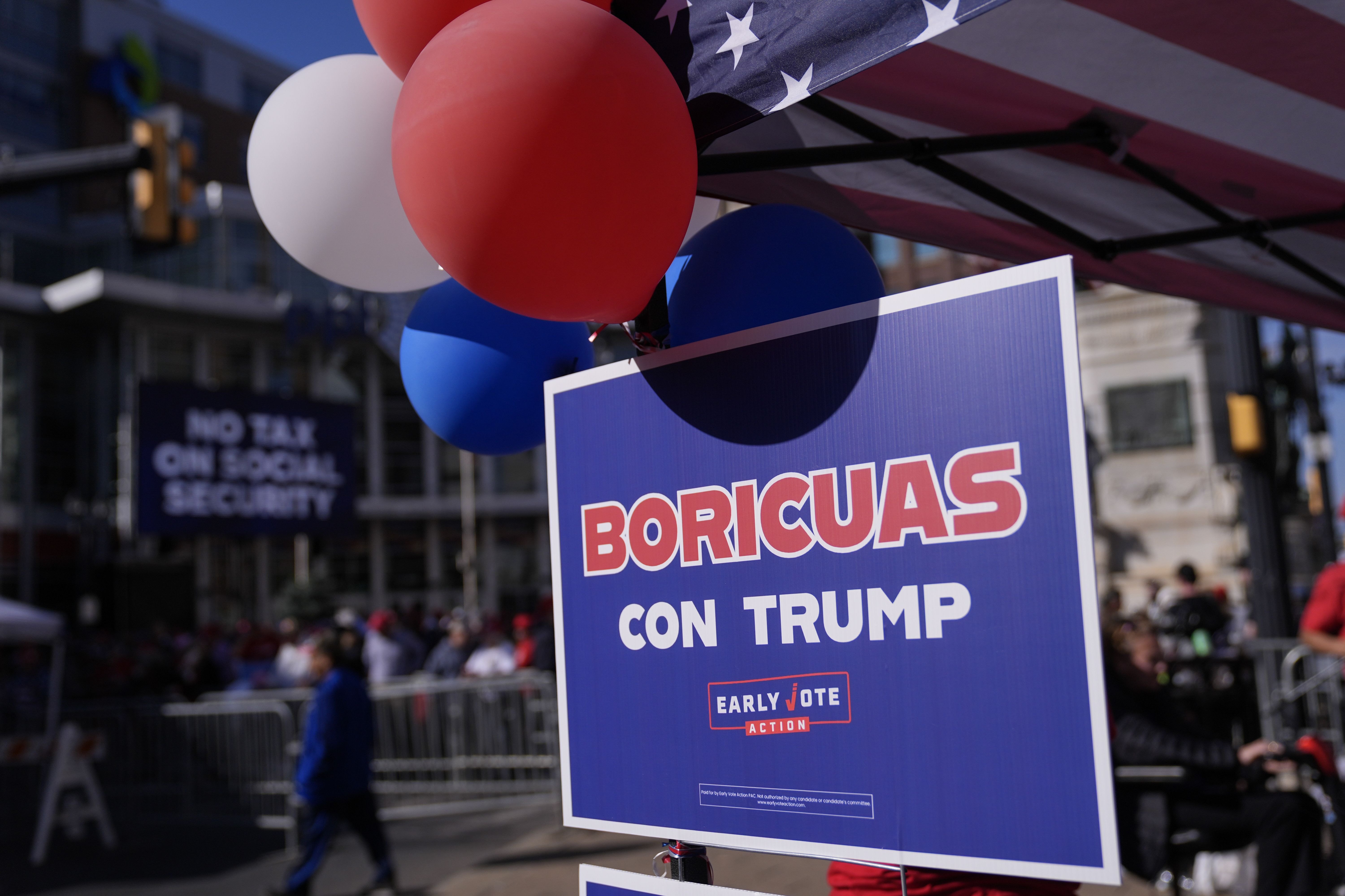 "Boricuas con Trump" sign