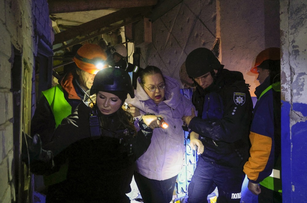 epa11709415 Rescuers help locals at the site of a glide bomb attack on a residential building in Kharkiv, Ukraine, 08 November 2024, amid the Russian invasion. At least 25 people were injured in Kharkiv alone, including a baby, as missiles, drones and anti-aircraft missiles were launched against Odesa, the Kharkiv region and the Kyiv region overnight, according to the State Emergency Service of Ukraine (SESU). EPA-EFE/SERGEY KOZLOV