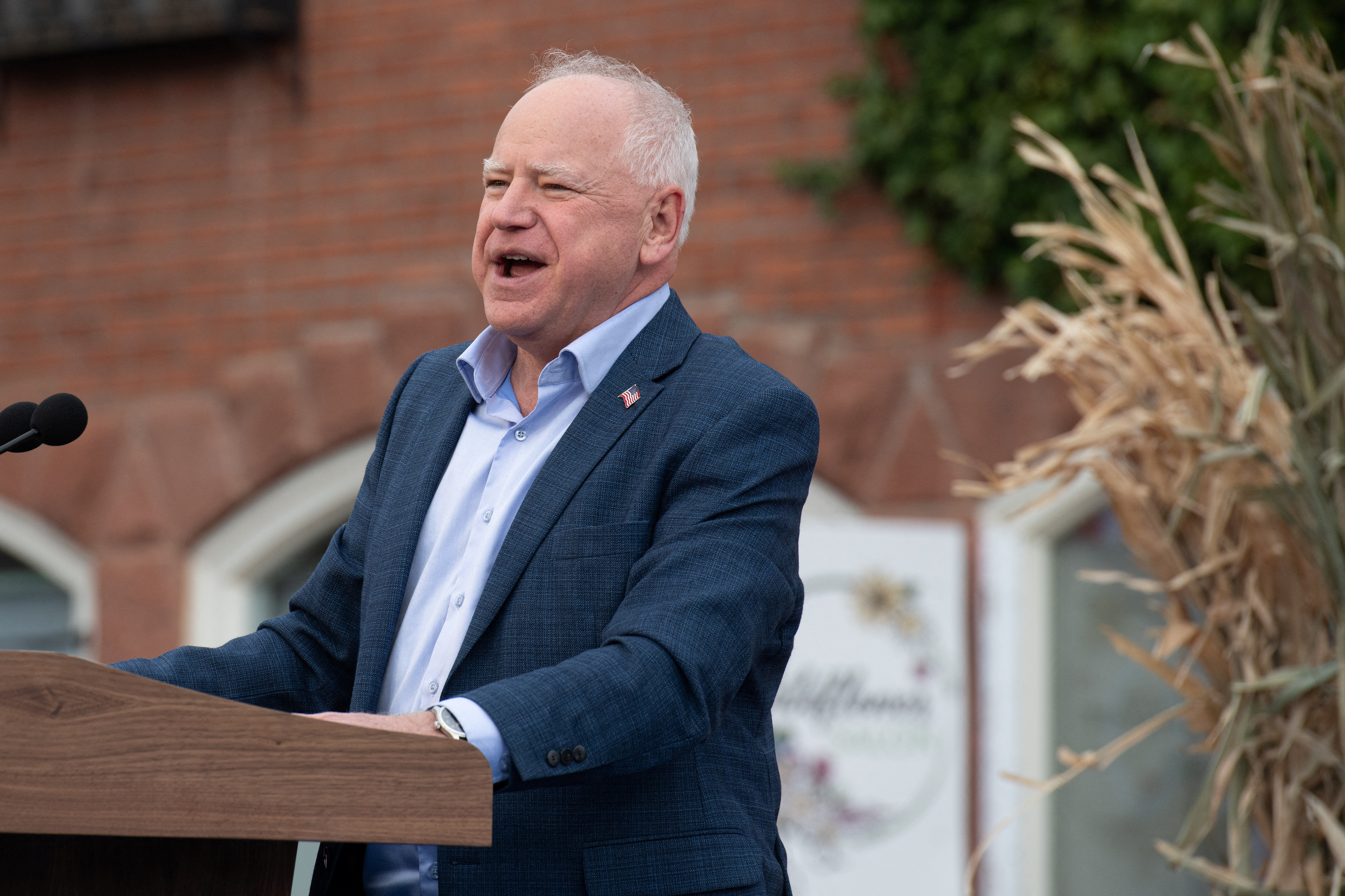 Democratic Vice-Presidential candidate Tim Walz campaigns ahead of next week's presidential election, in Flagstaff, Arizona, U.S., November 2, 2024. REUTERS/Caitlin O'Hara