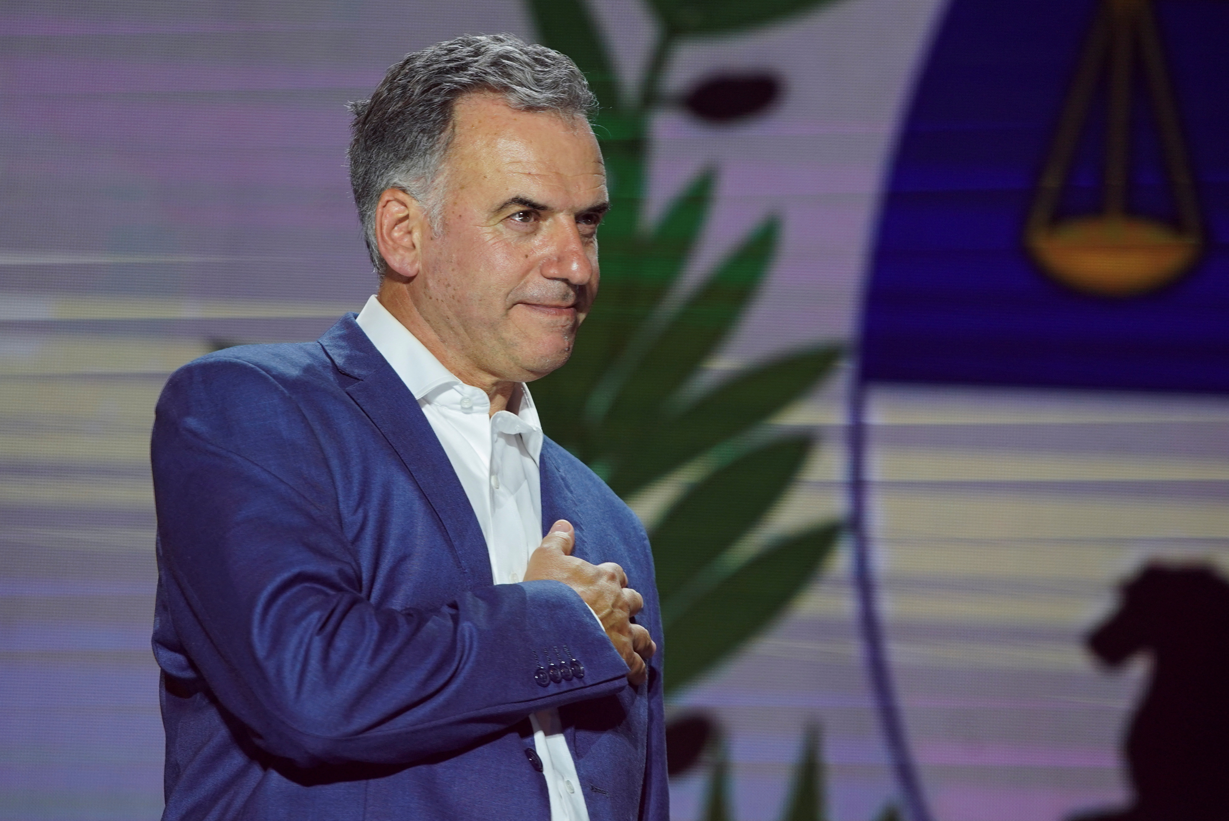 Yamandu Orsi gestures on stage