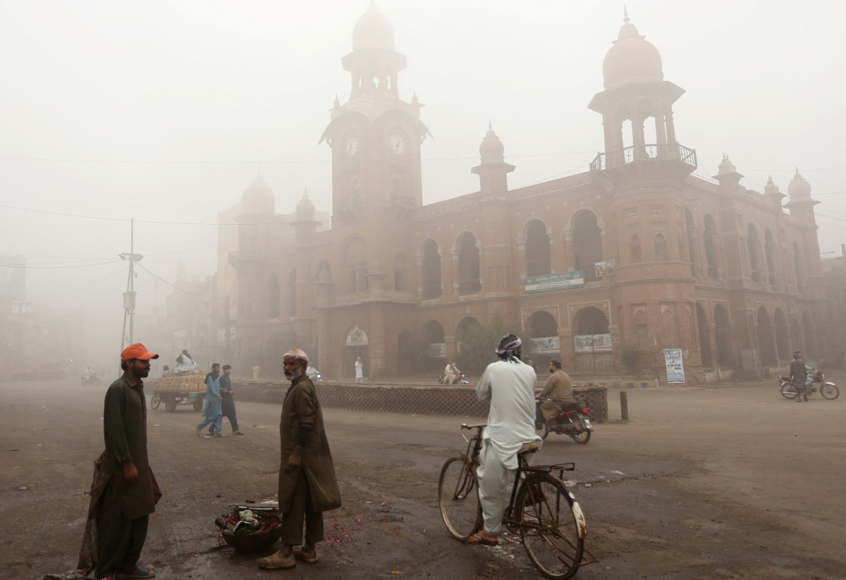 heavy smoggy conditions in Lahore