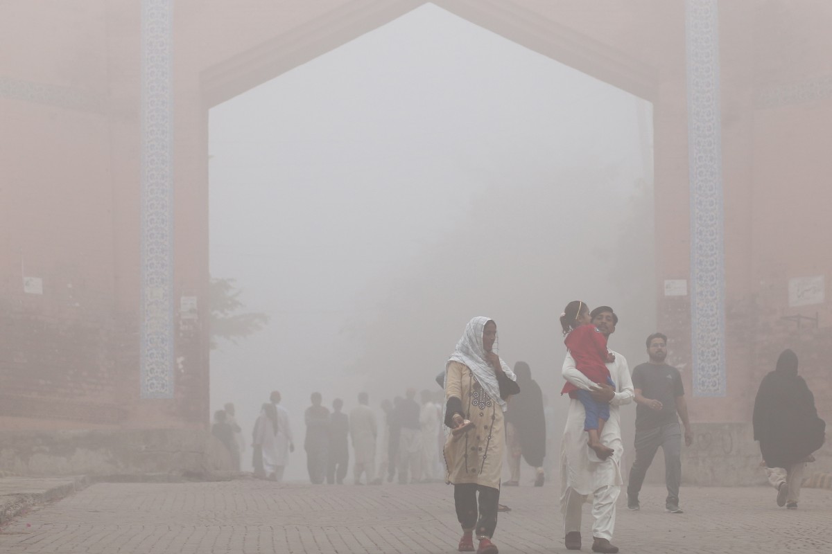 heavy smoggy conditions in Lahore