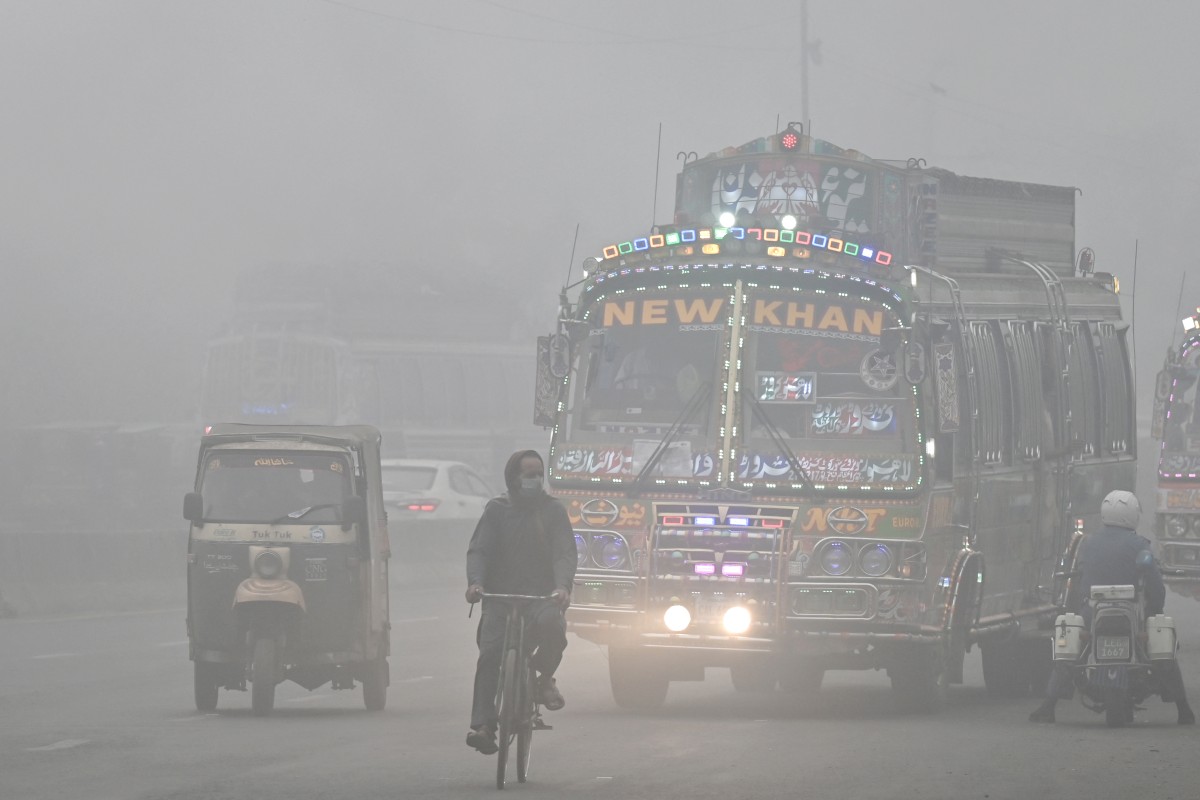 heavy smoggy conditions in Lahore