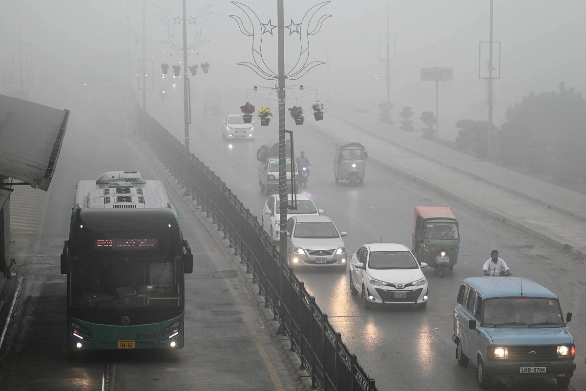 heavy smoggy conditions in Lahore