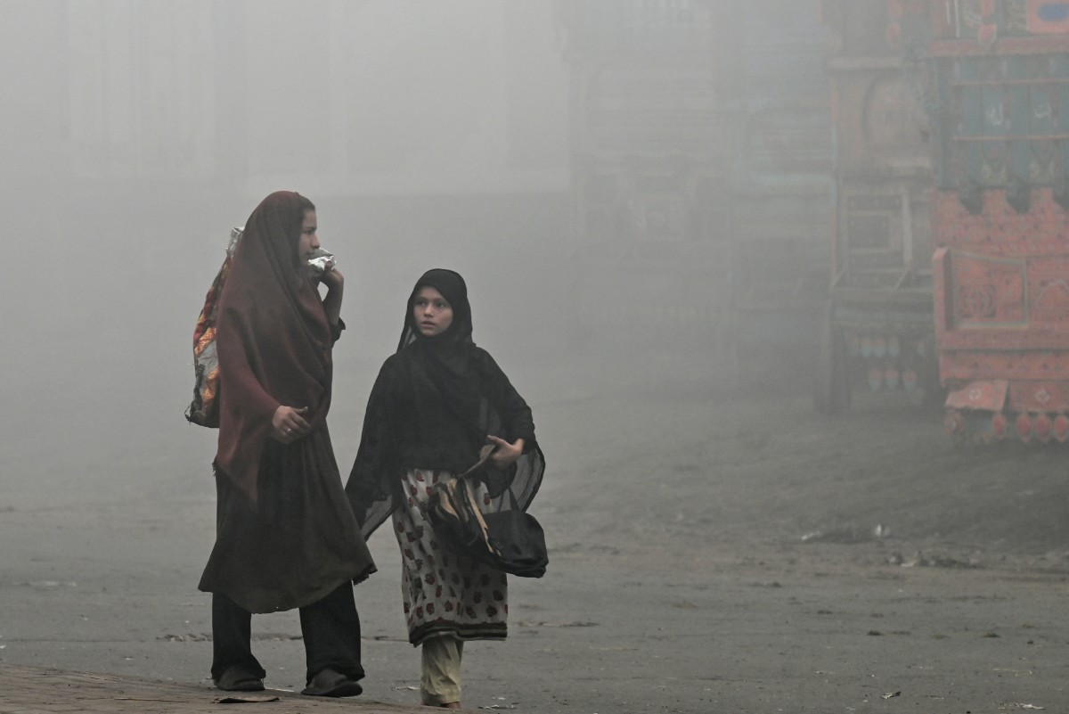heavy smoggy conditions in Lahore