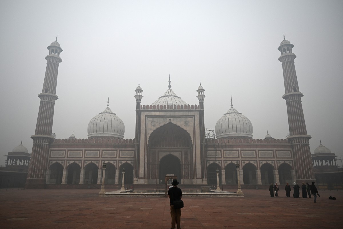 Shrouded in smog, Delhi pollution reading is the highest this year