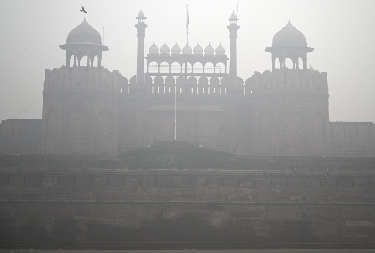 Shrouded in smog, Delhi pollution reading is the highest this year