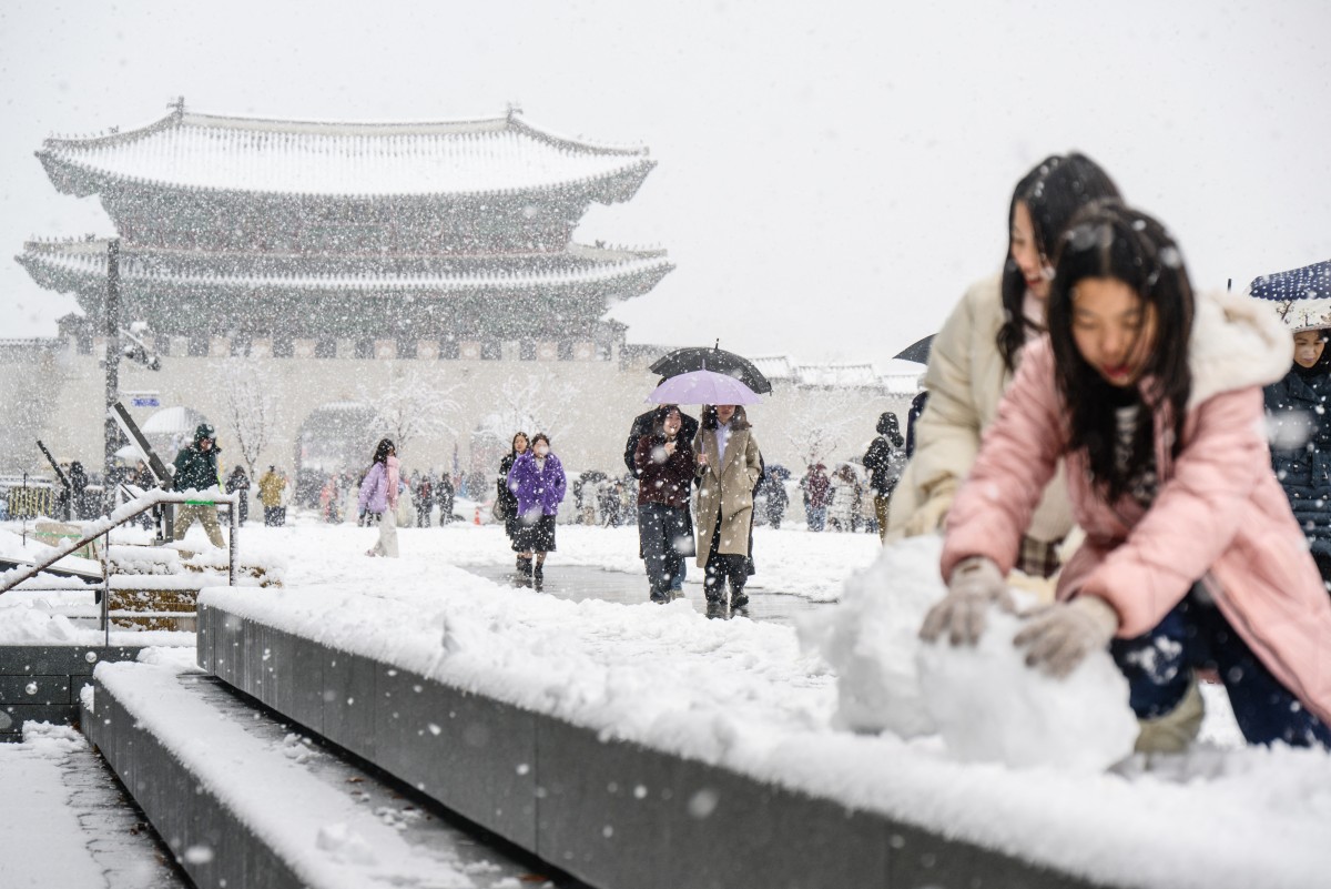 South Korean capital hit by record November snowfall