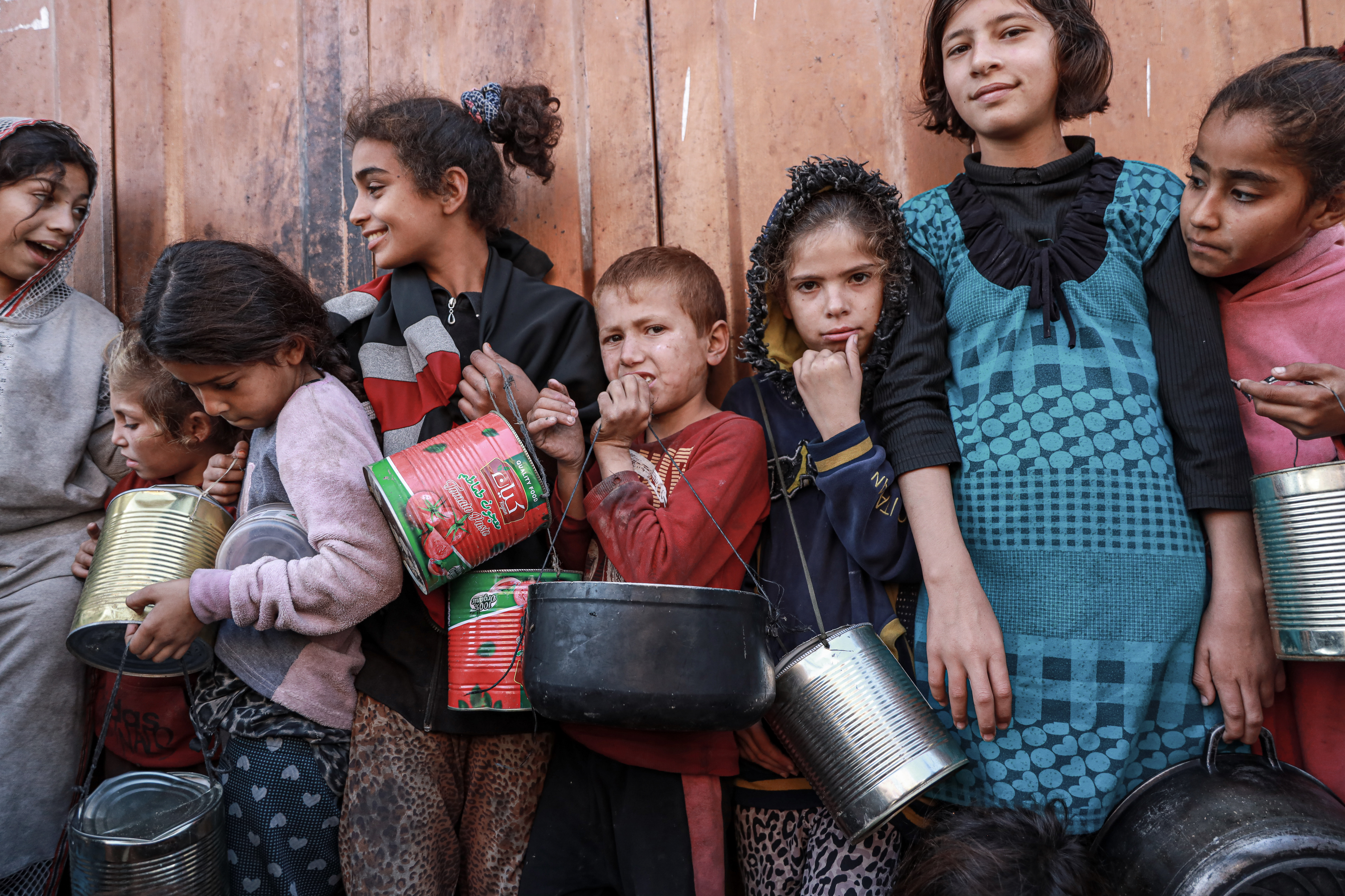 Hunger haunts displaced people in southern Gaza [Abdelhakim Abu Riash/Al Jazeera]