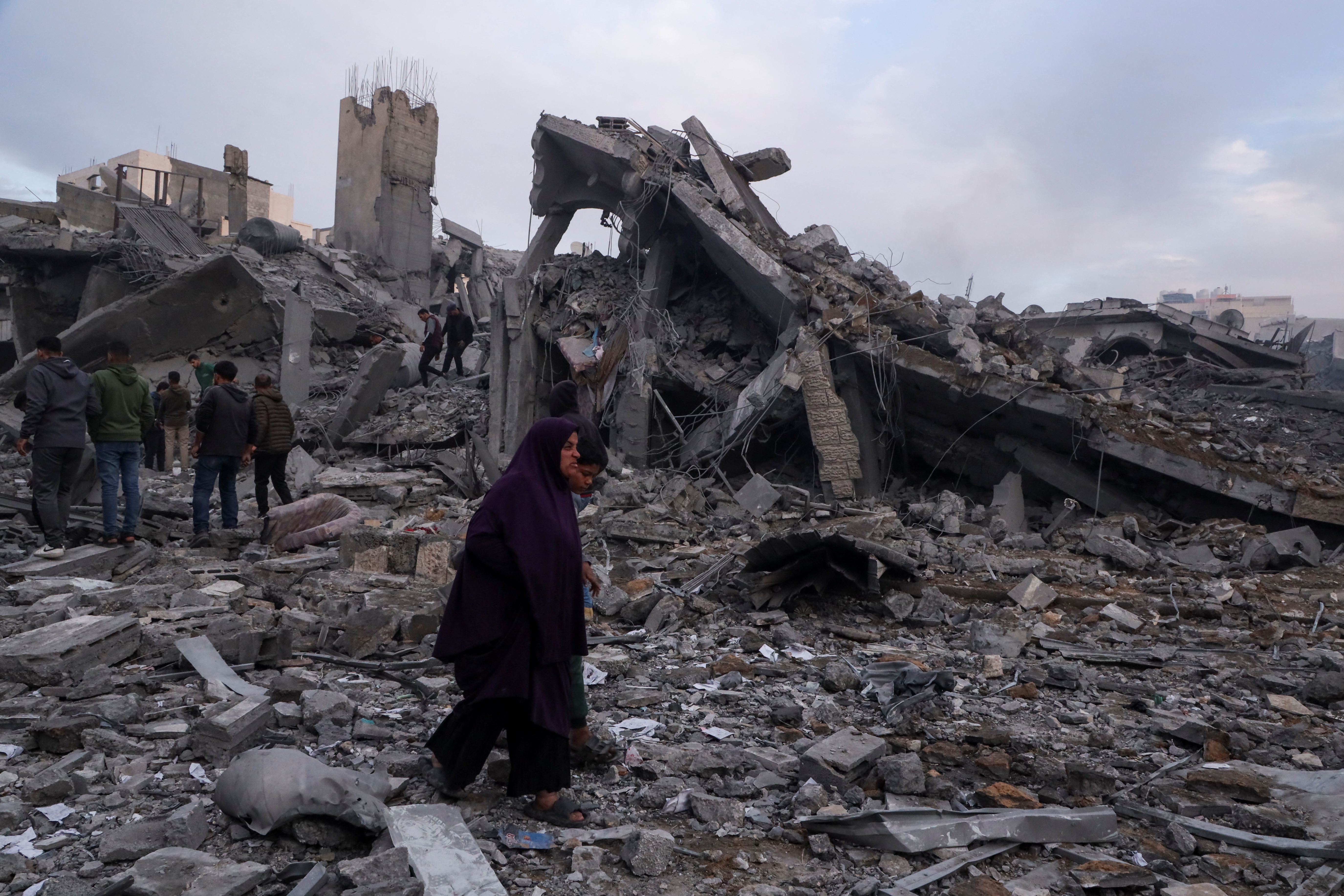 Palestinians gather at the site of an Israeli strike on homes in Gaza City January 4, 2025. [Rami Ali/Reuters]
